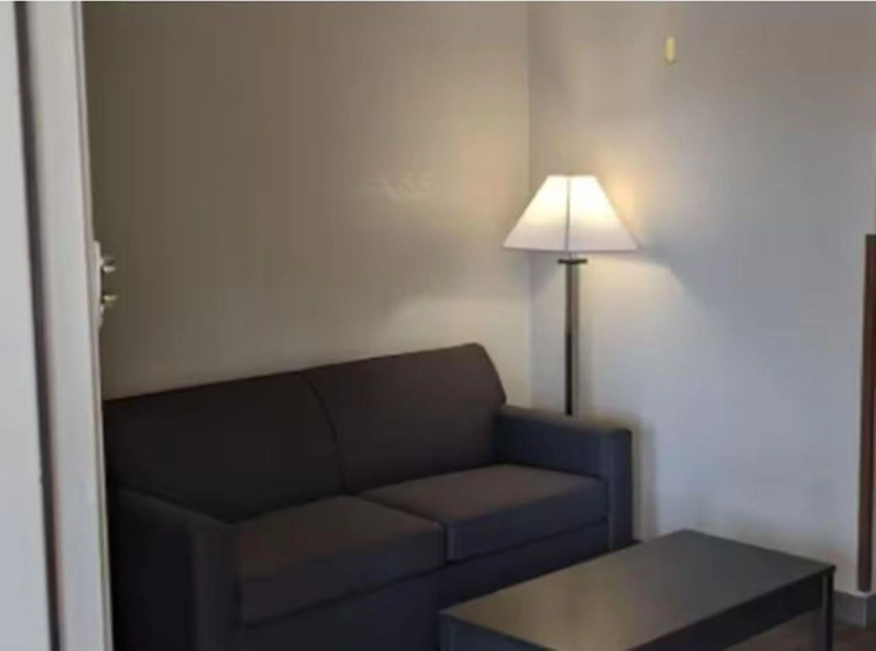 Seating area in Atrium Inn