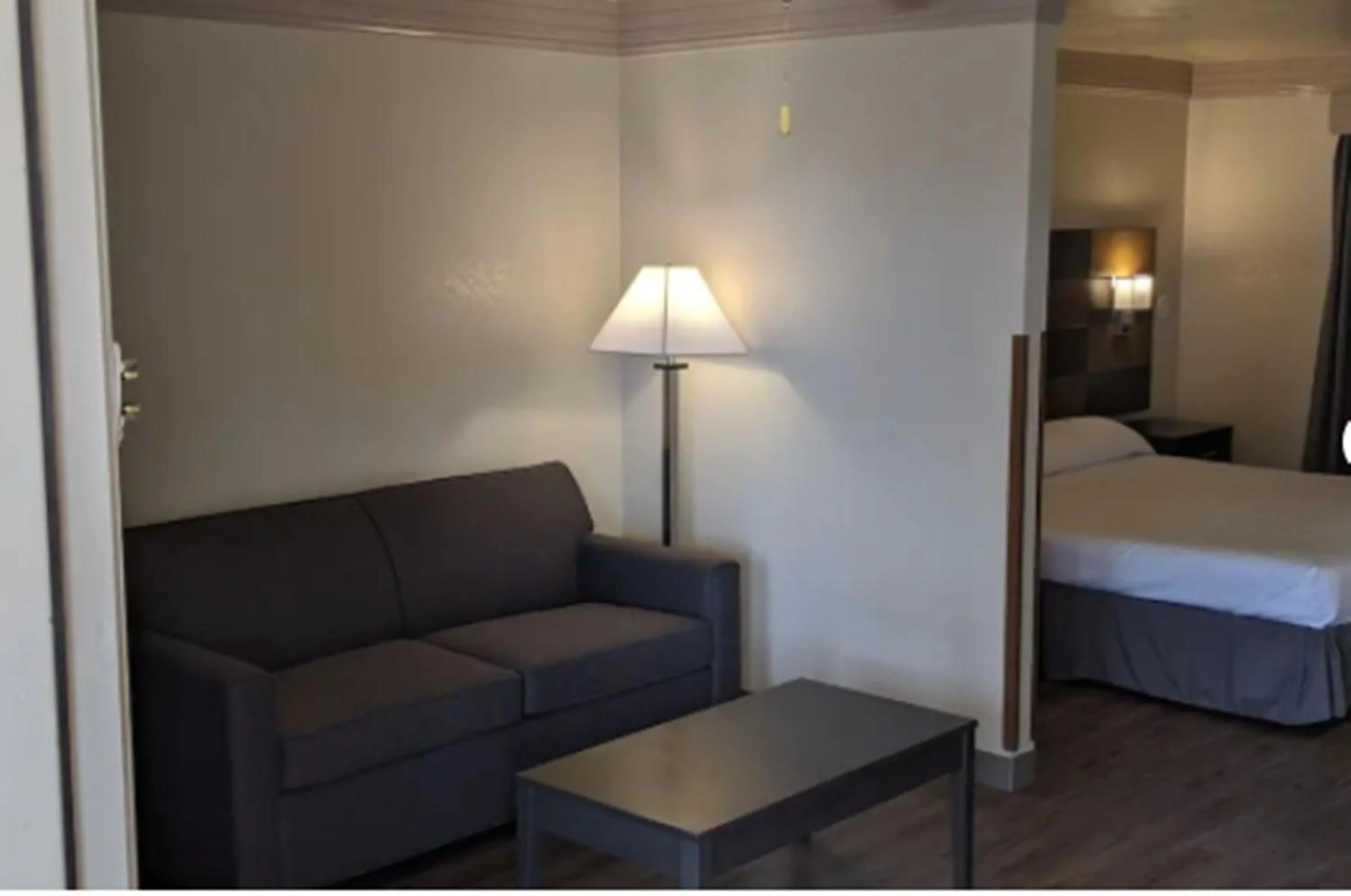 Bedroom, Bed in Atrium Inn