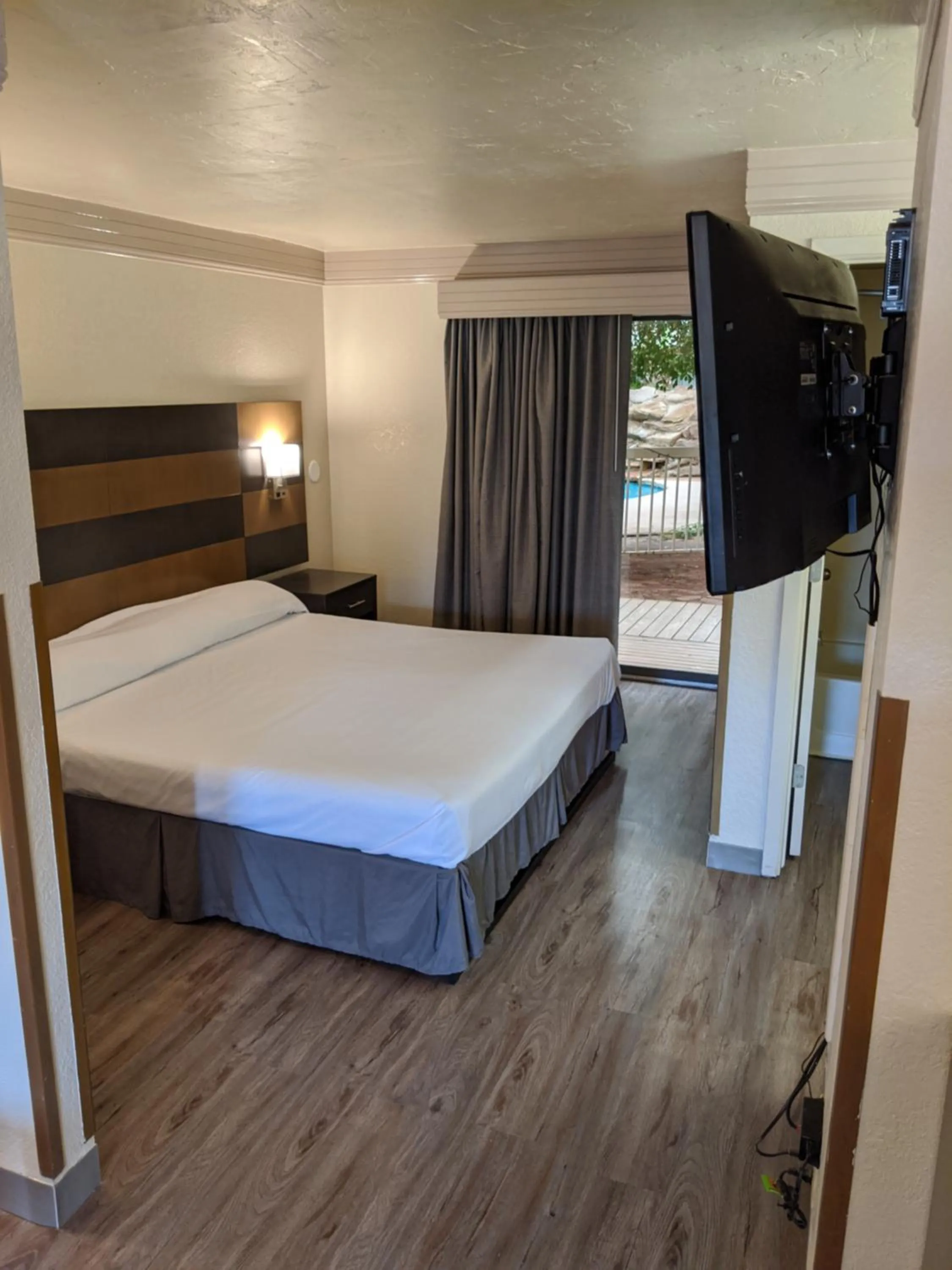 Photo of the whole room, Bed in Atrium Inn