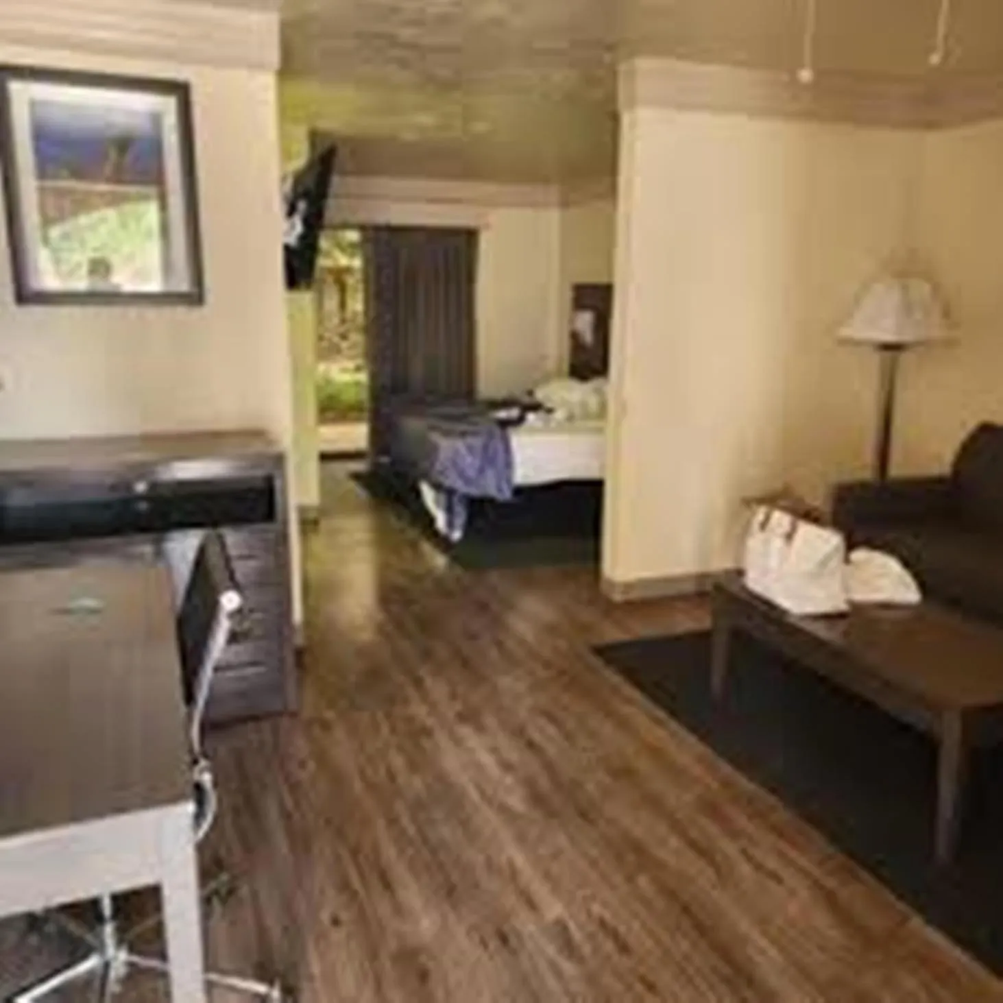 Photo of the whole room, Bed in Atrium Inn