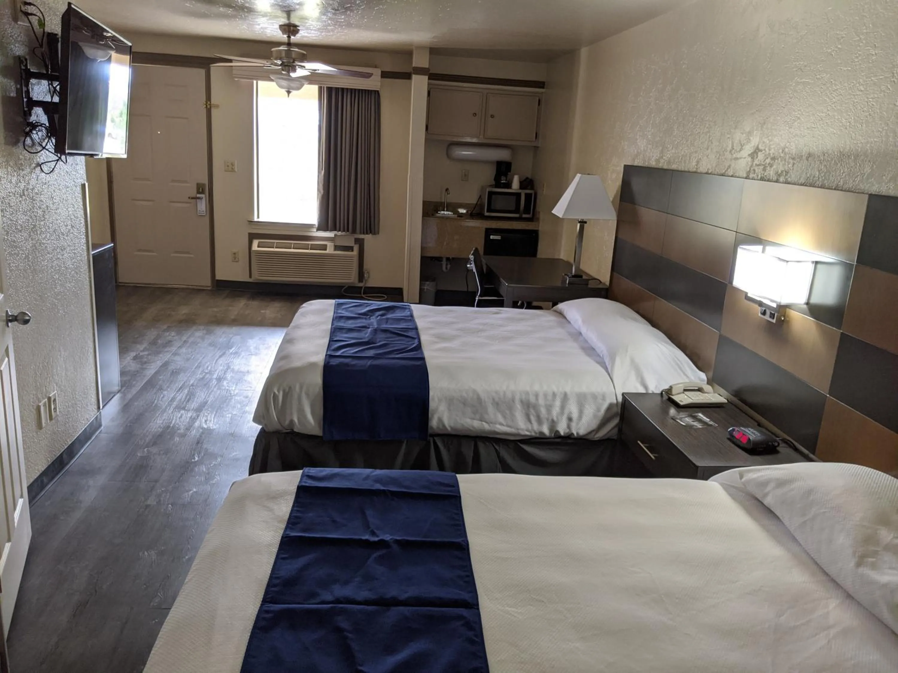 Photo of the whole room, Bed in Atrium Inn