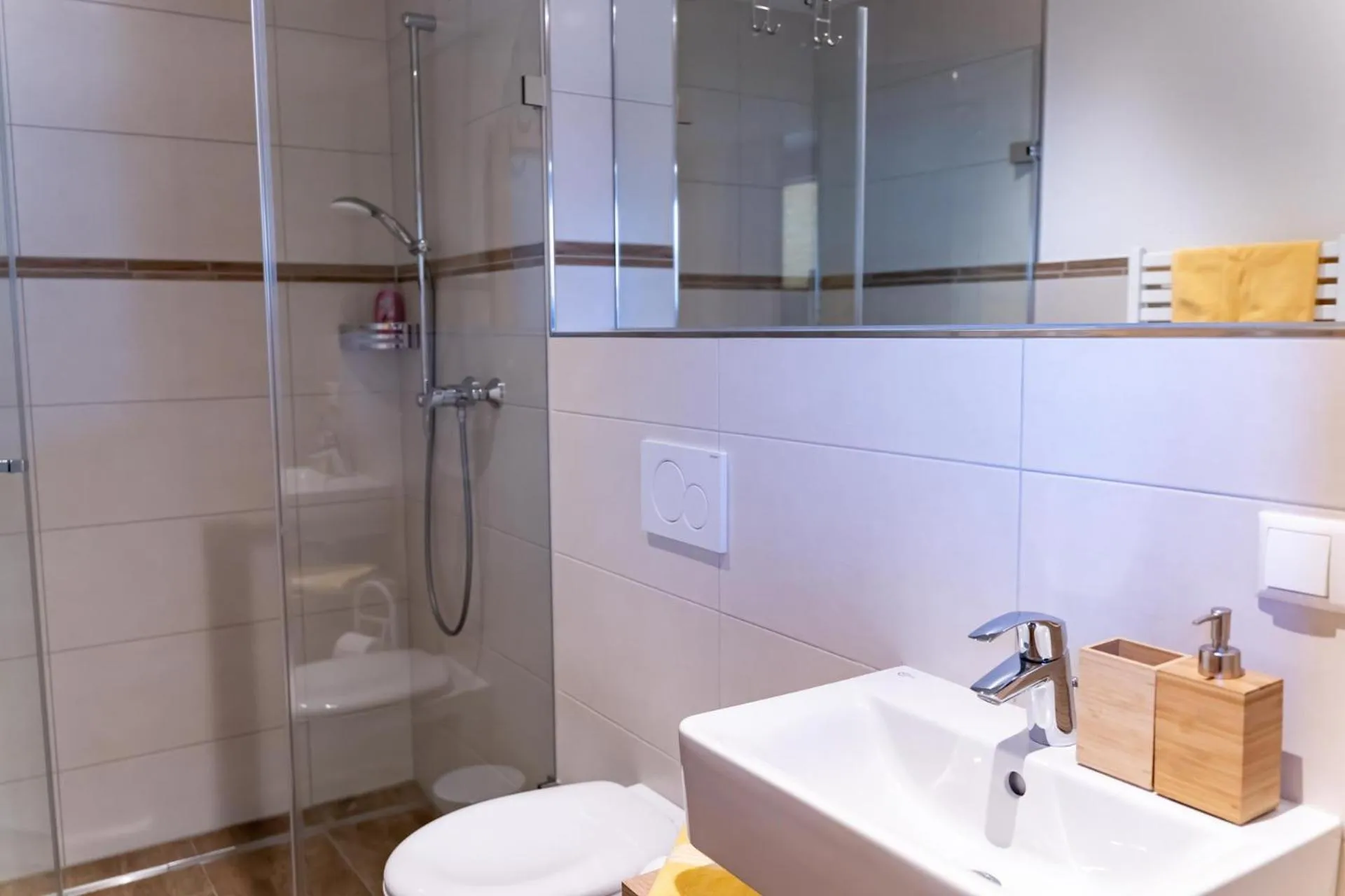 Shower in Hotel & Chalets Lampllehen