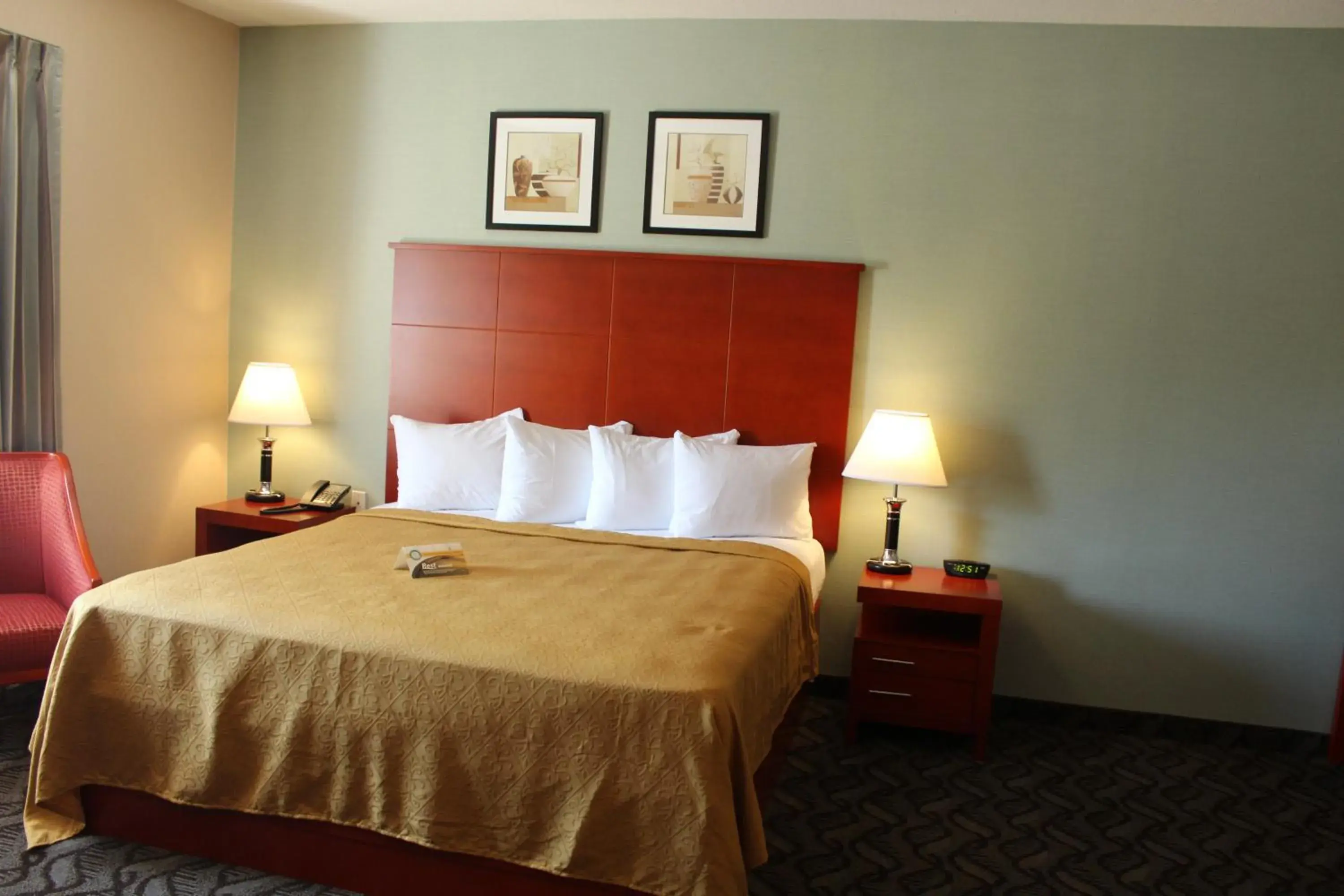 King Room with Sofa Bed - Non-Smoking in Quality Inn Southampton King Room with Sofa Bed - Non-Smoking in Quality Inn Southampton