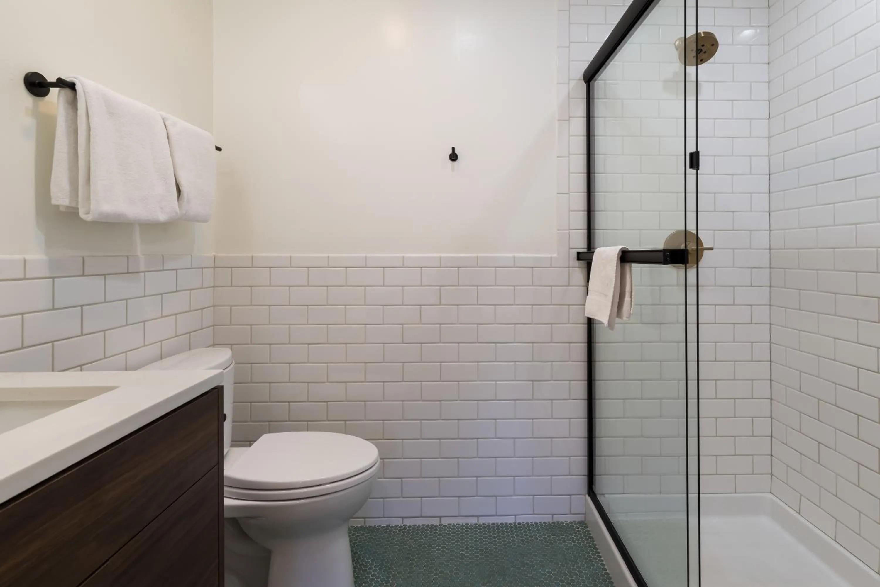 Shower in Signature Inn Oakland