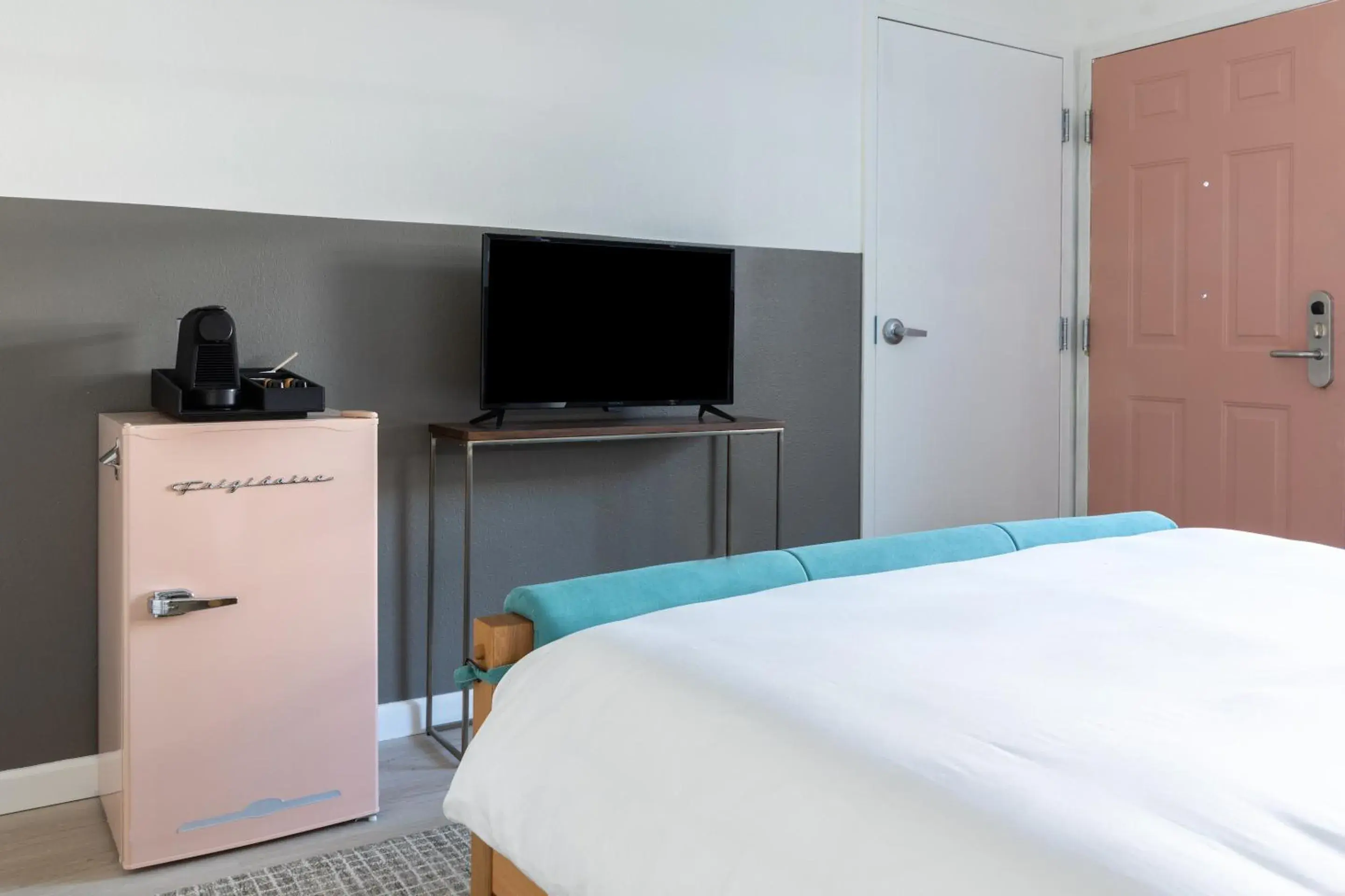 TV and multimedia, Bed in Signature Inn Oakland TV and multimedia, Bed in Signature Inn Oakland