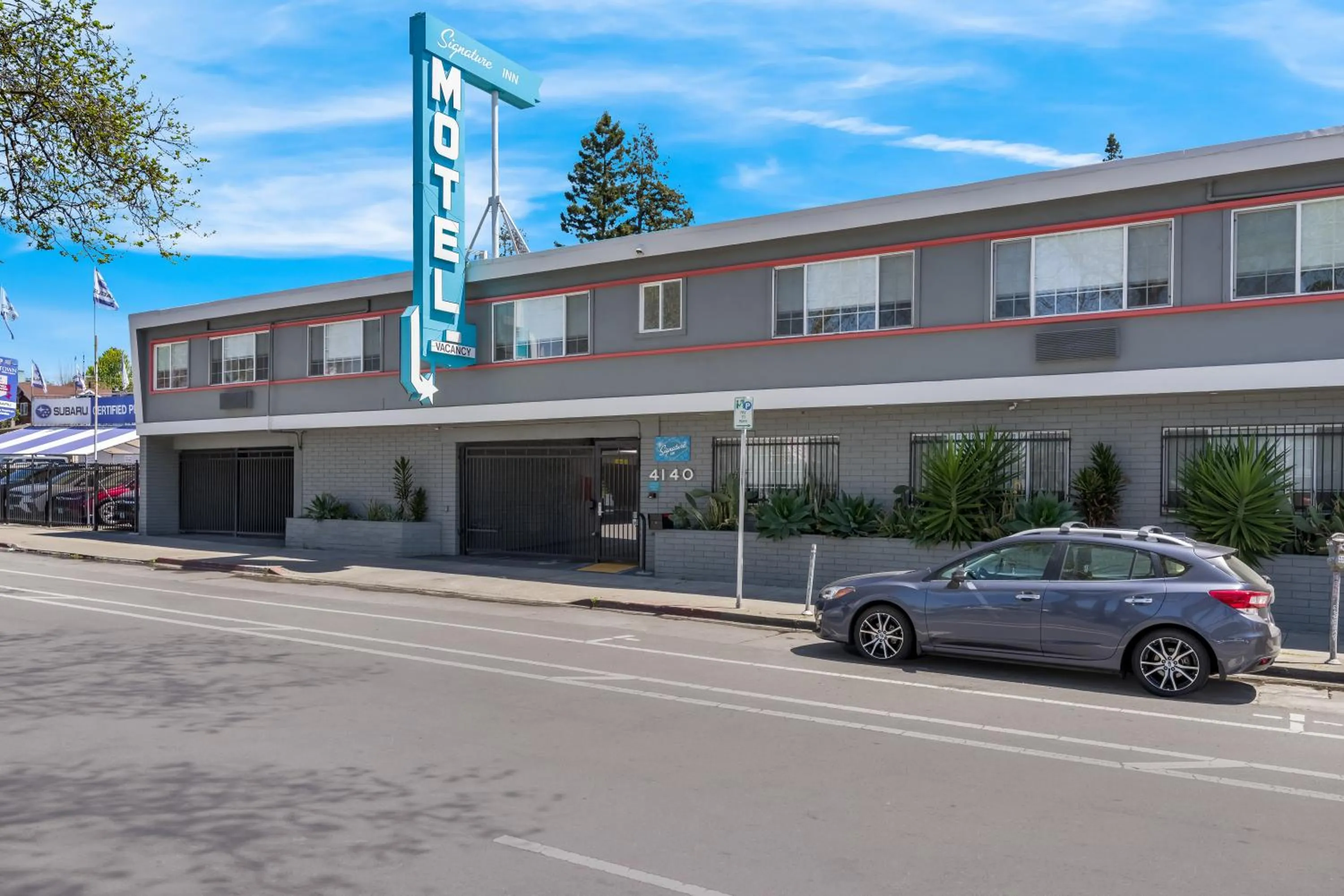 Property building in Signature Inn Oakland