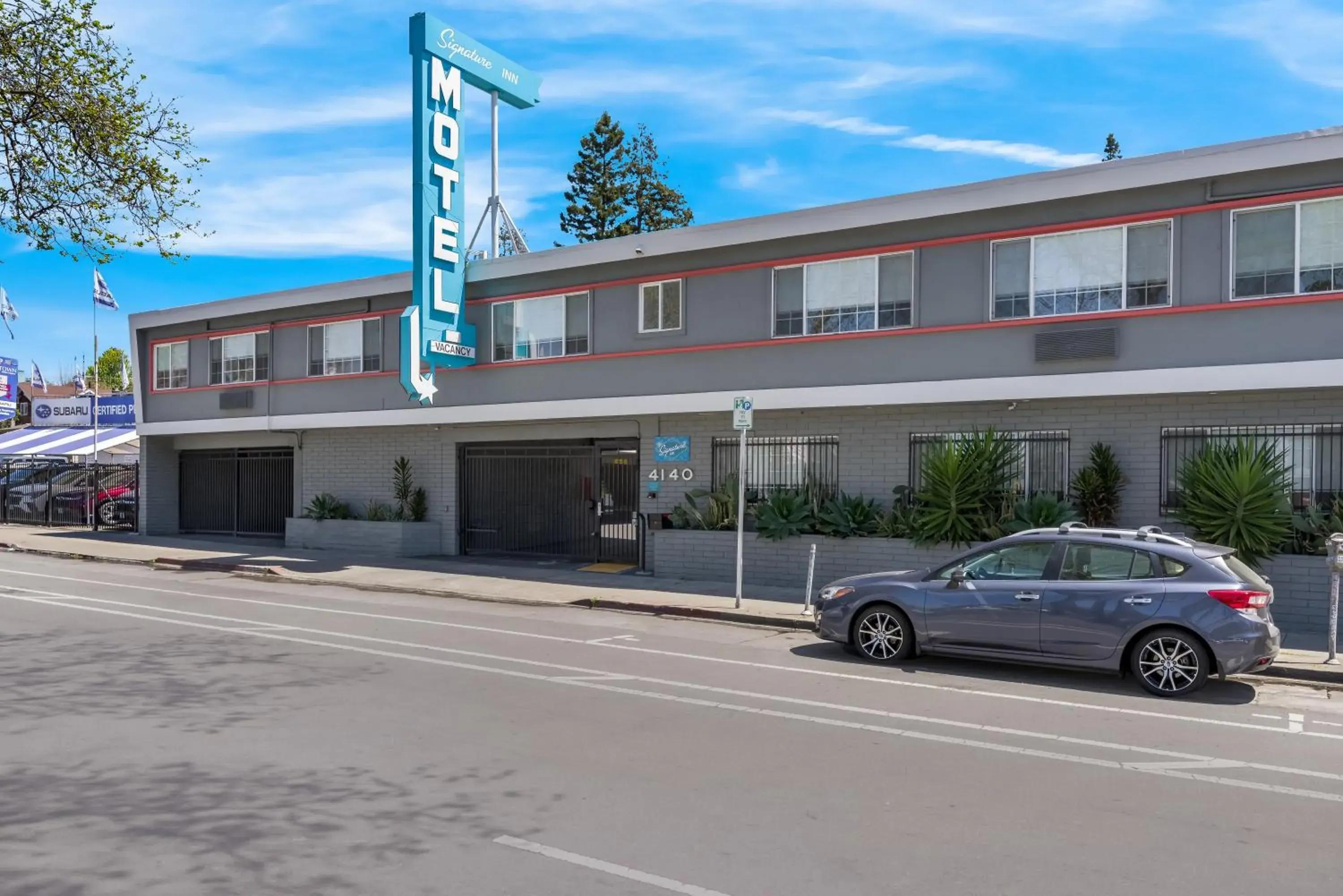 Property building in Signature Inn Oakland Property building in Signature Inn Oakland