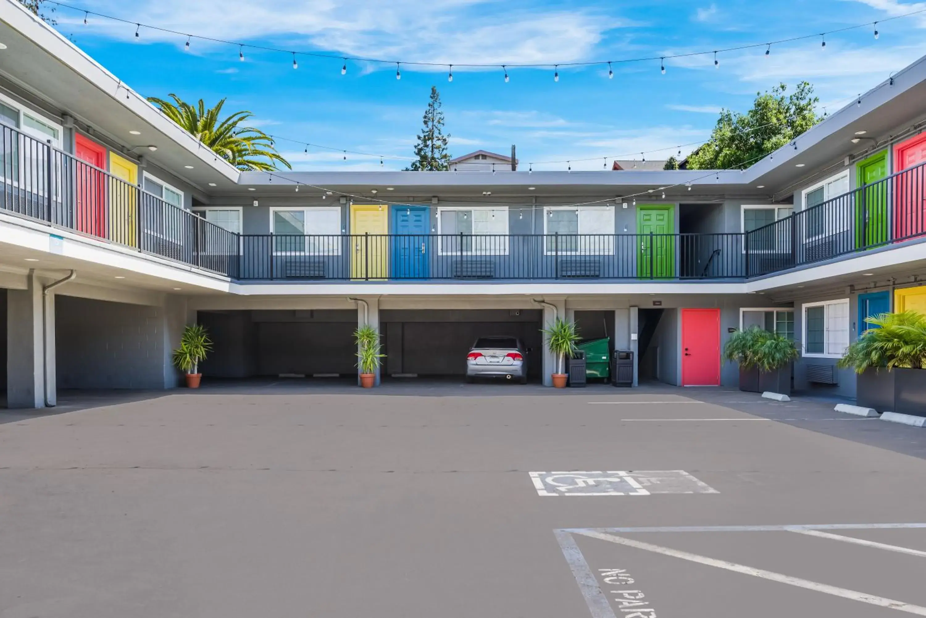 Property building in Signature Inn Oakland Property building in Signature Inn Oakland