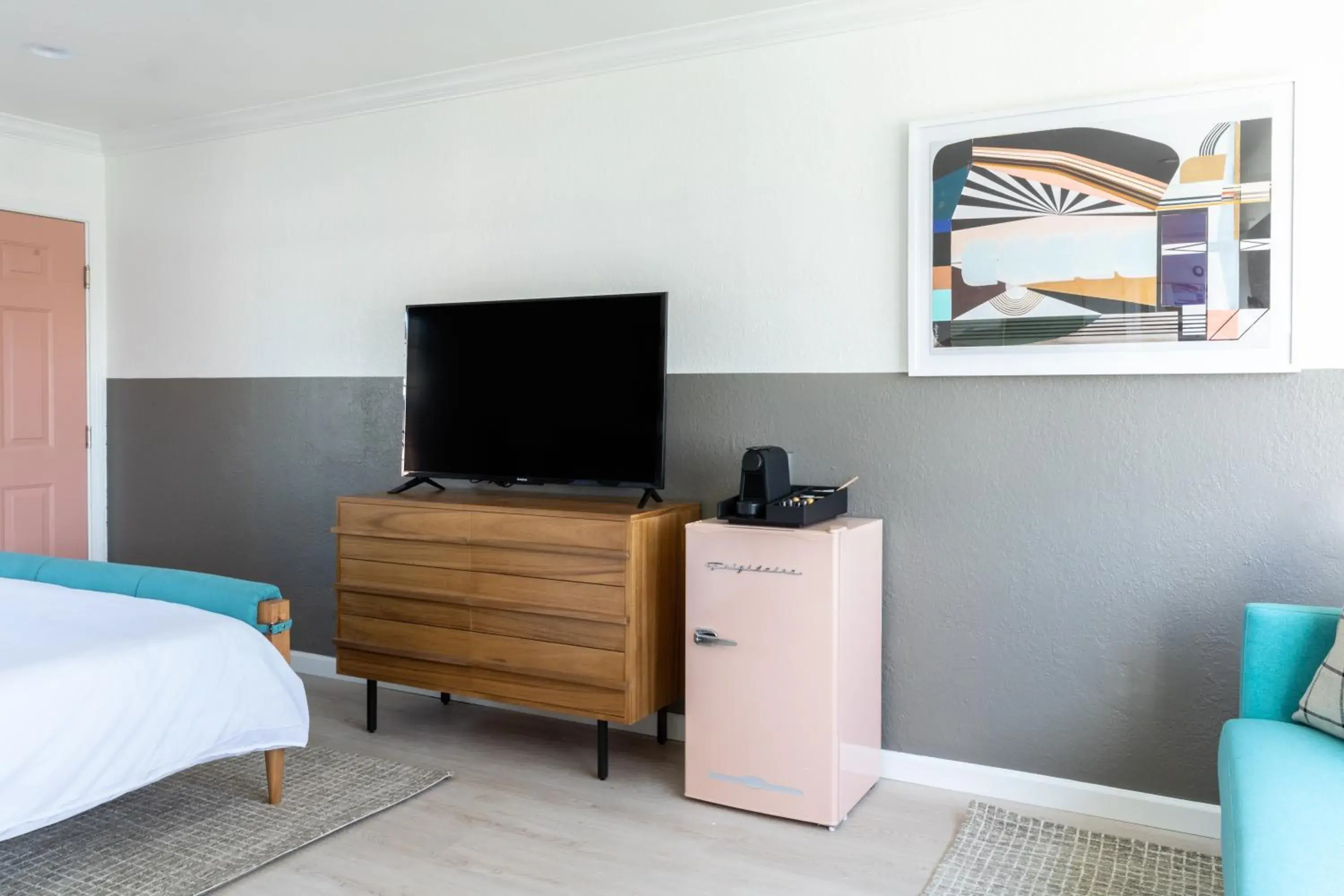 Living room, Bed in Signature Inn Oakland Living room, Bed in Signature Inn Oakland