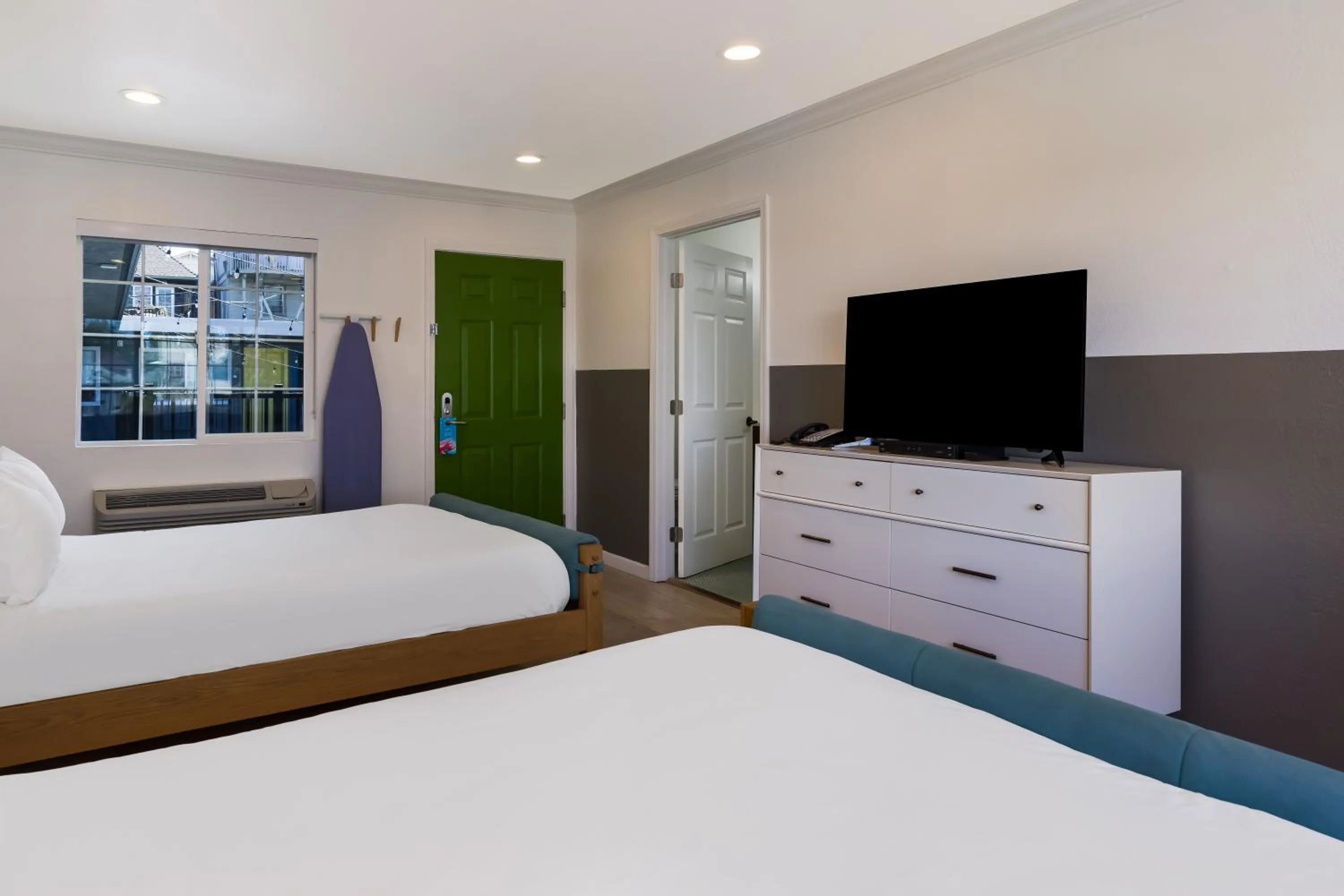 Bed in Signature Inn Oakland