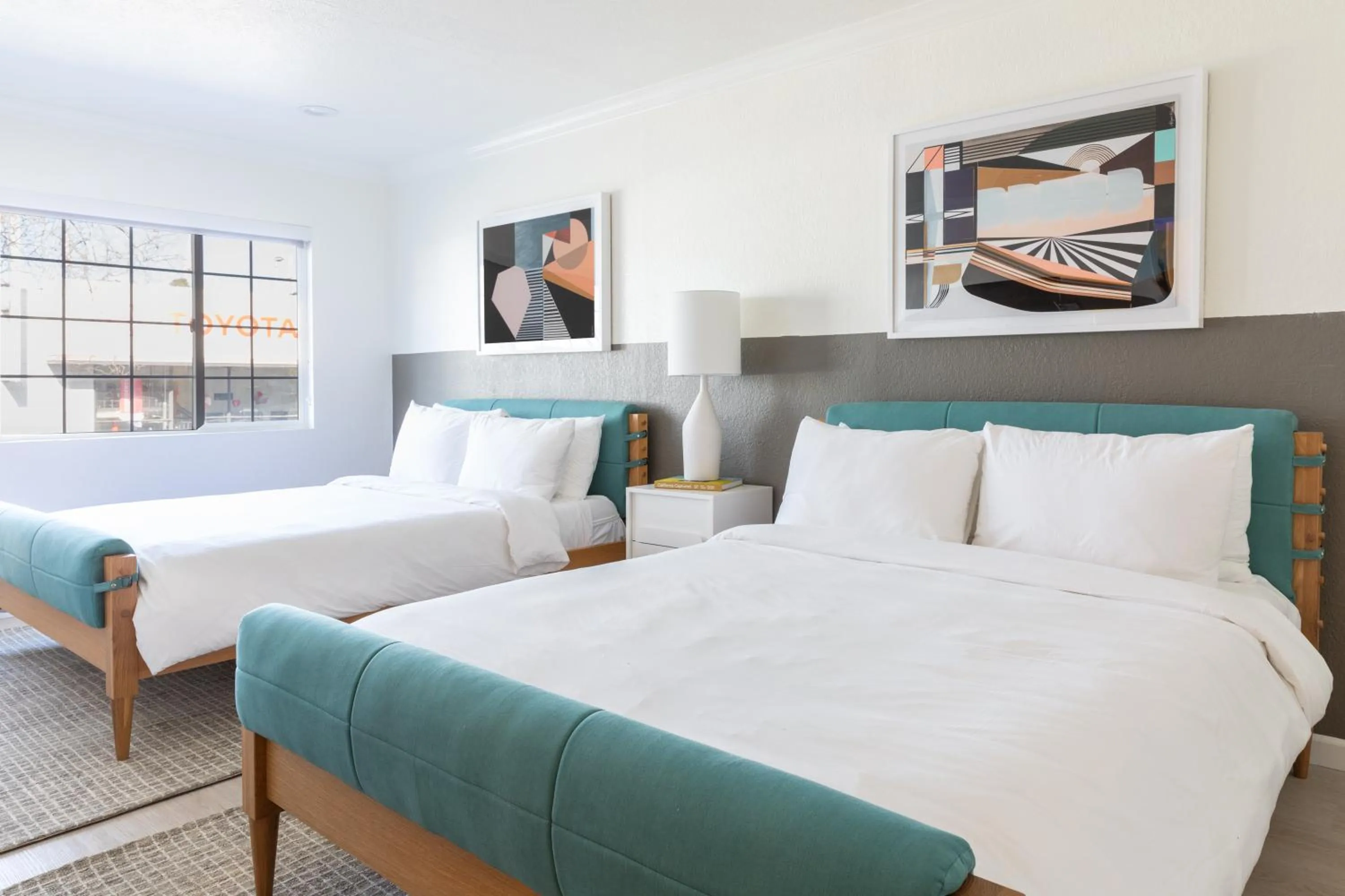 Living room, Bed in Signature Inn Oakland