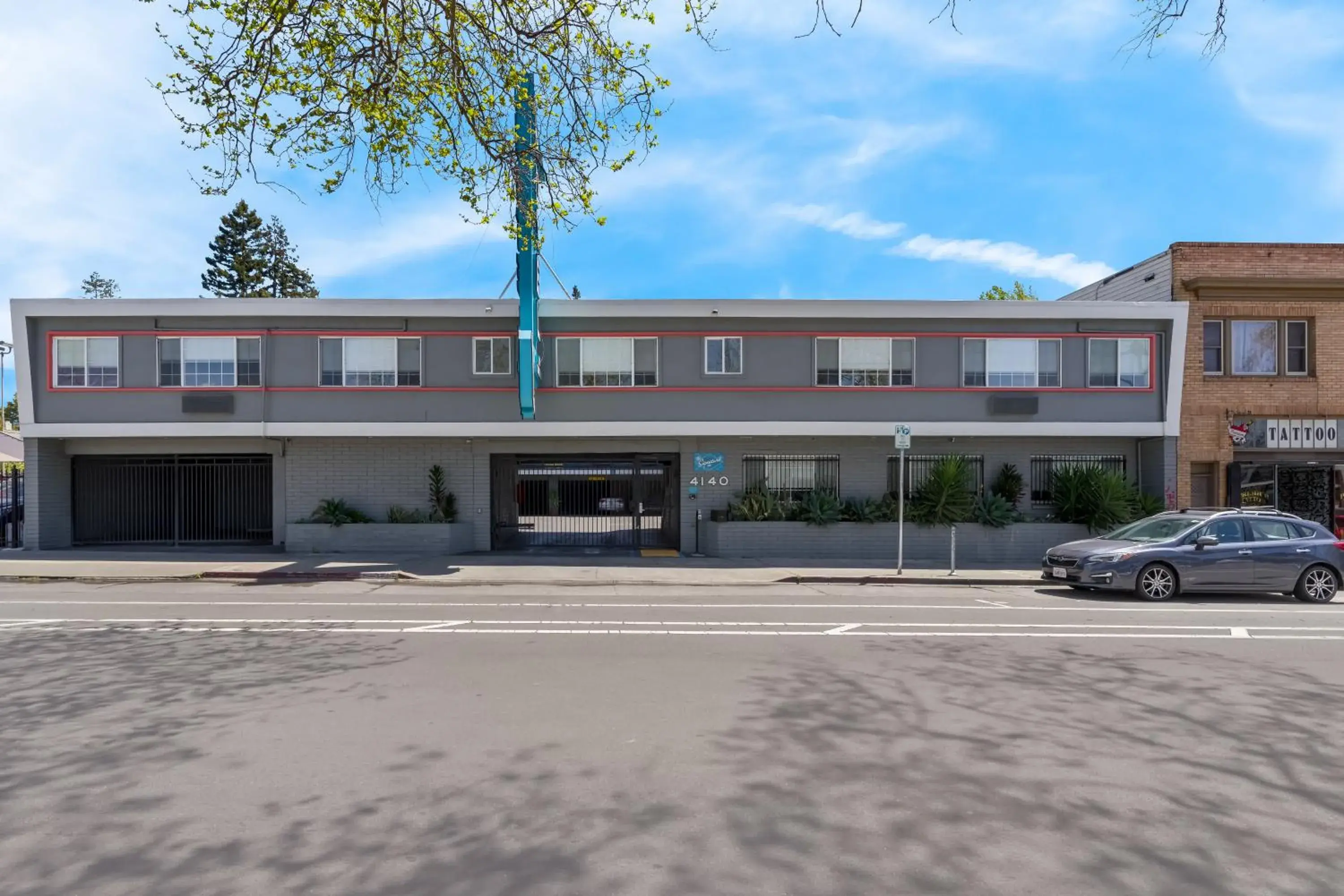 Property building in Signature Inn Oakland Property building in Signature Inn Oakland