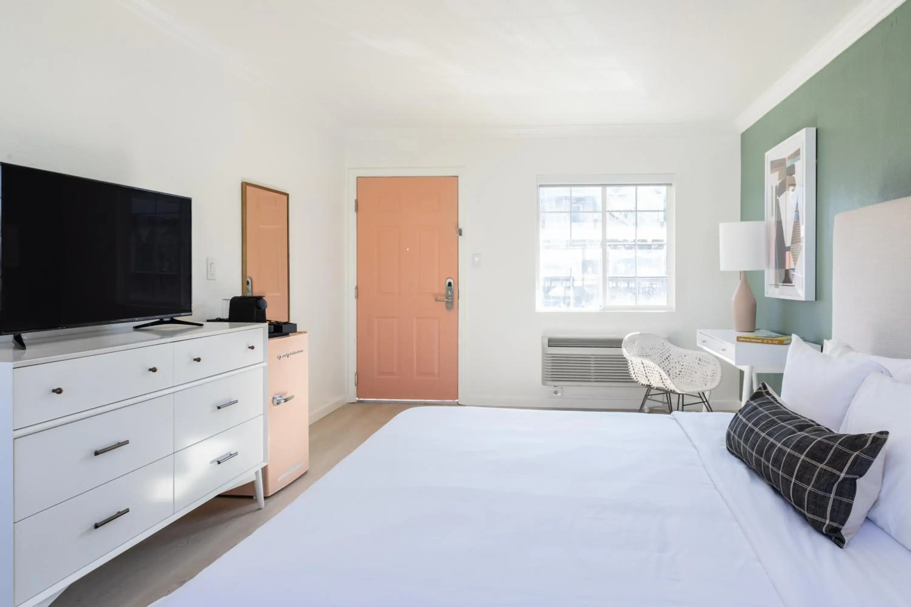 Living room, Bed in Signature Inn Oakland Living room, Bed in Signature Inn Oakland