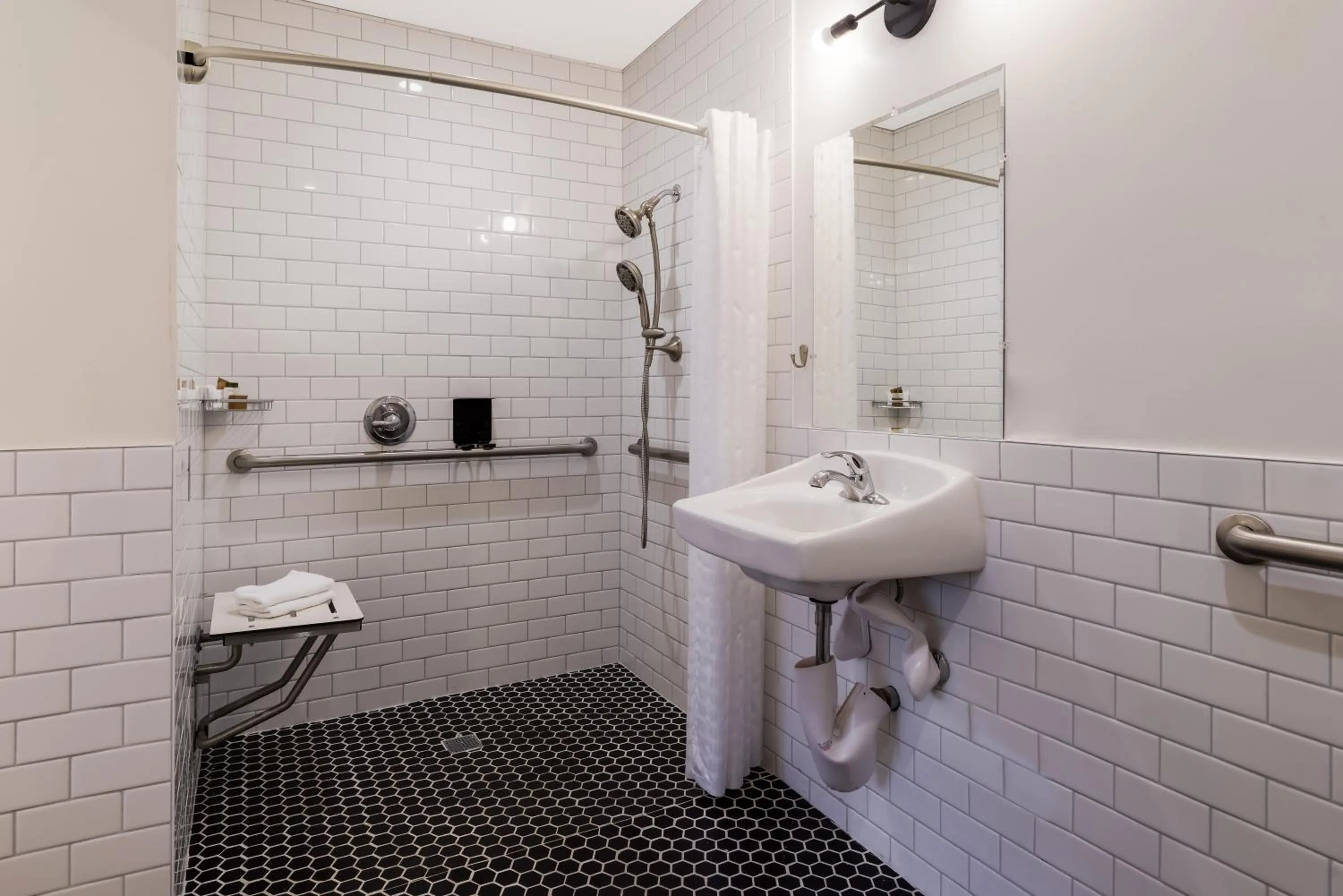 Shower in Signature Inn Oakland