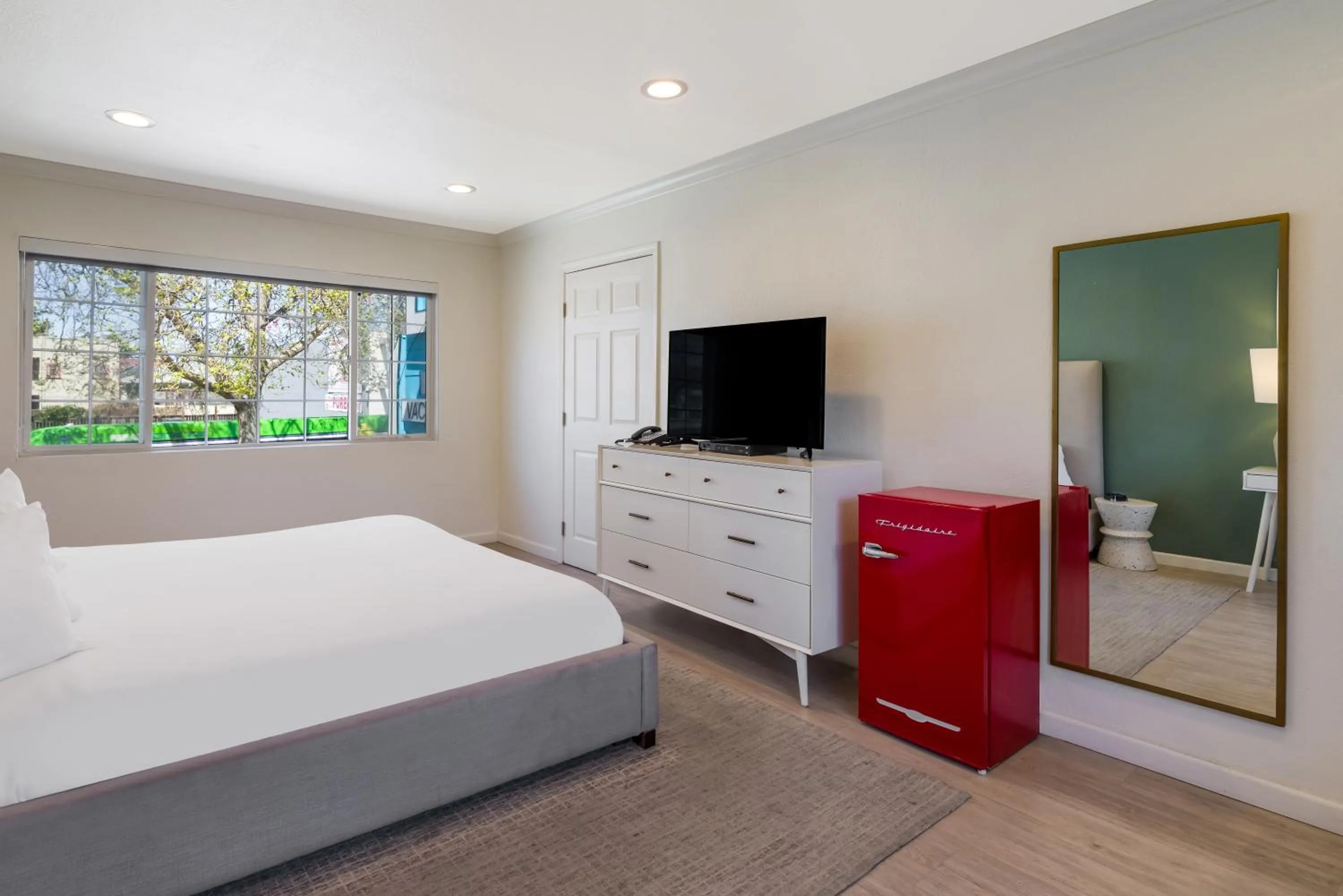 Bed in Signature Inn Oakland