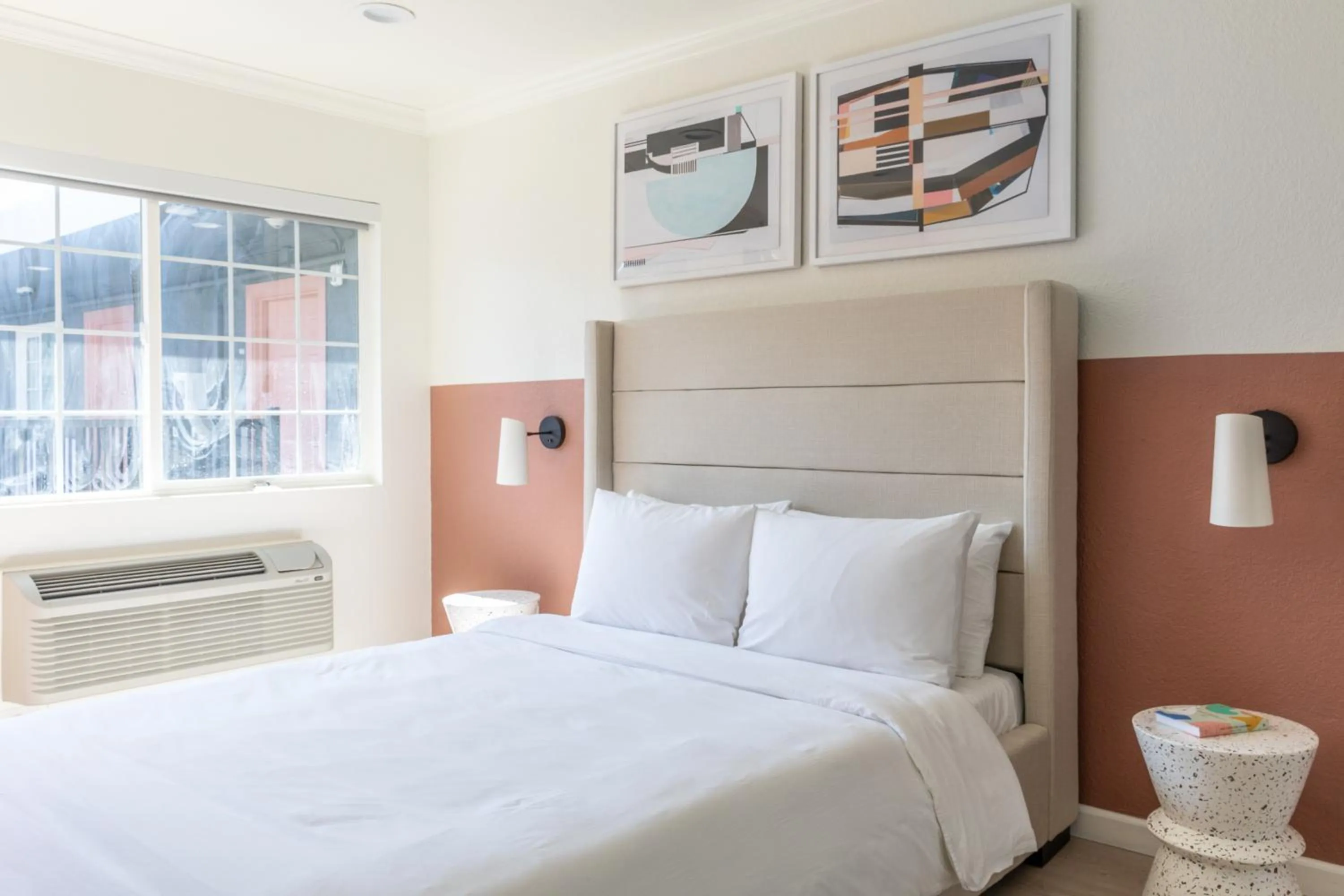 Living room, Bed in Signature Inn Oakland