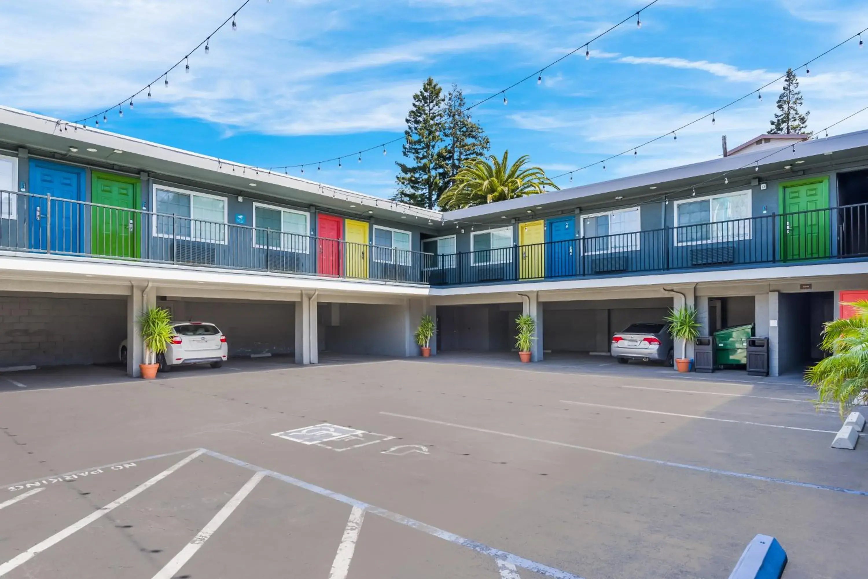 Property building in Signature Inn Oakland Property building in Signature Inn Oakland