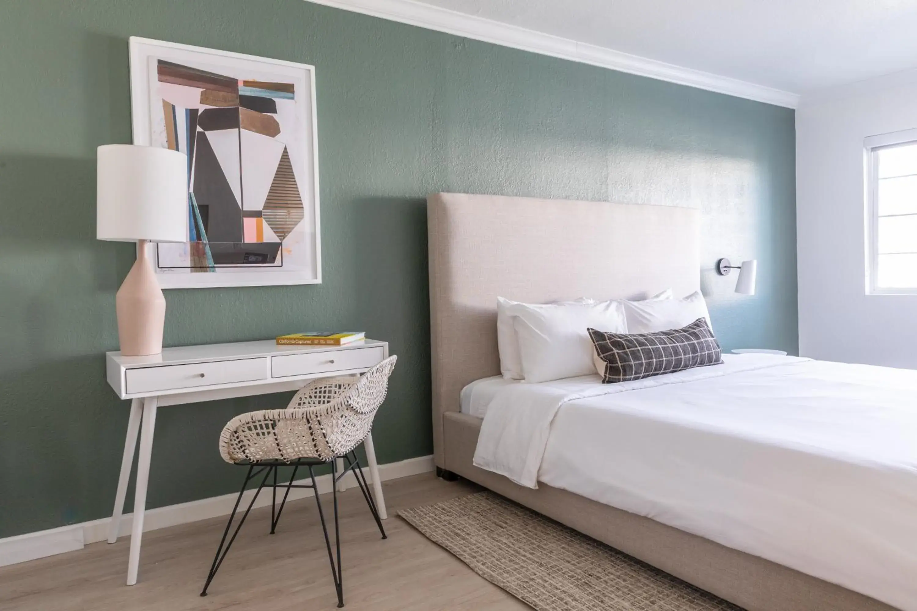 Living room, Bed in Signature Inn Oakland Living room, Bed in Signature Inn Oakland