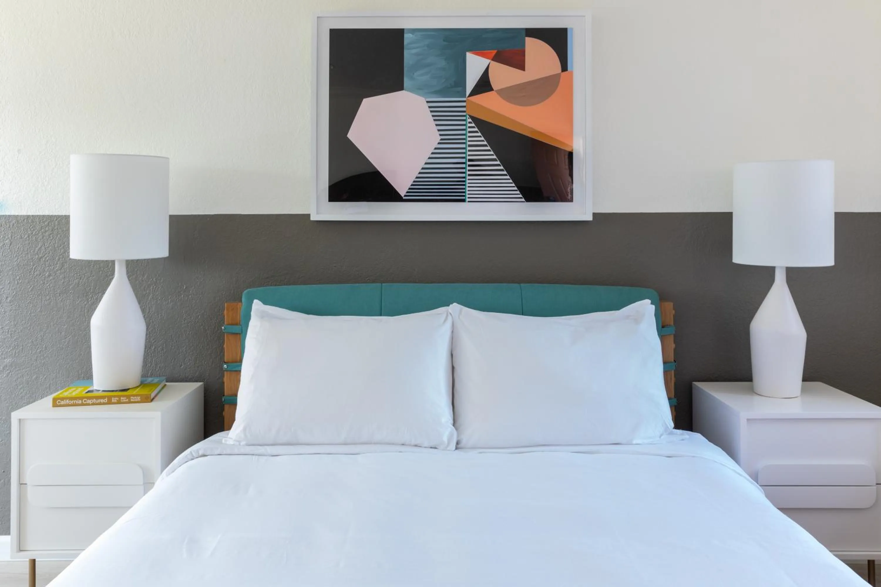 Bedroom, Bed in Signature Inn Oakland