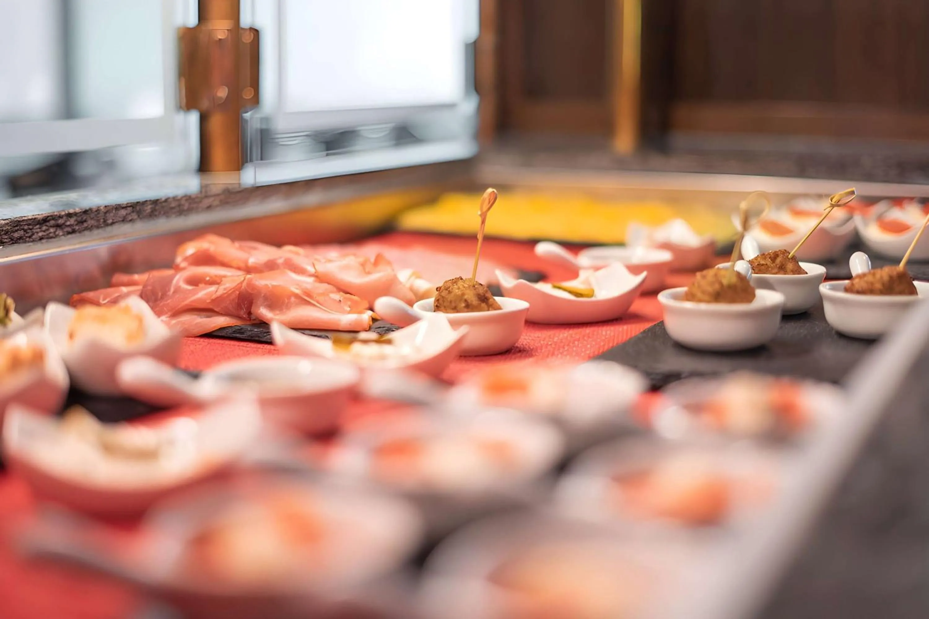 Restaurant/places to eat in City Club Hotel