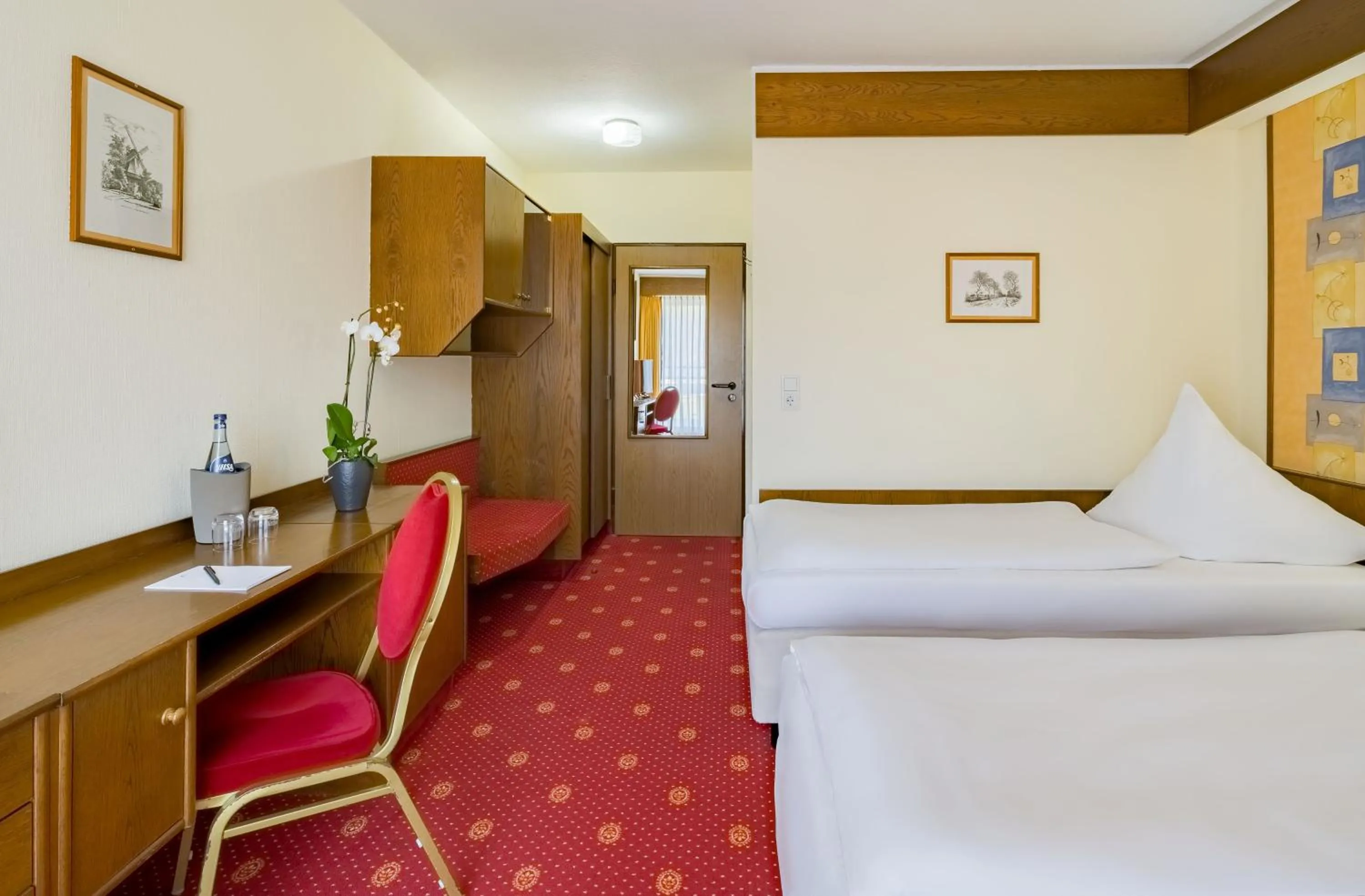 Photo of the whole room, Bed in Aspire Oldenburg, Trademark Collection by Wyndham