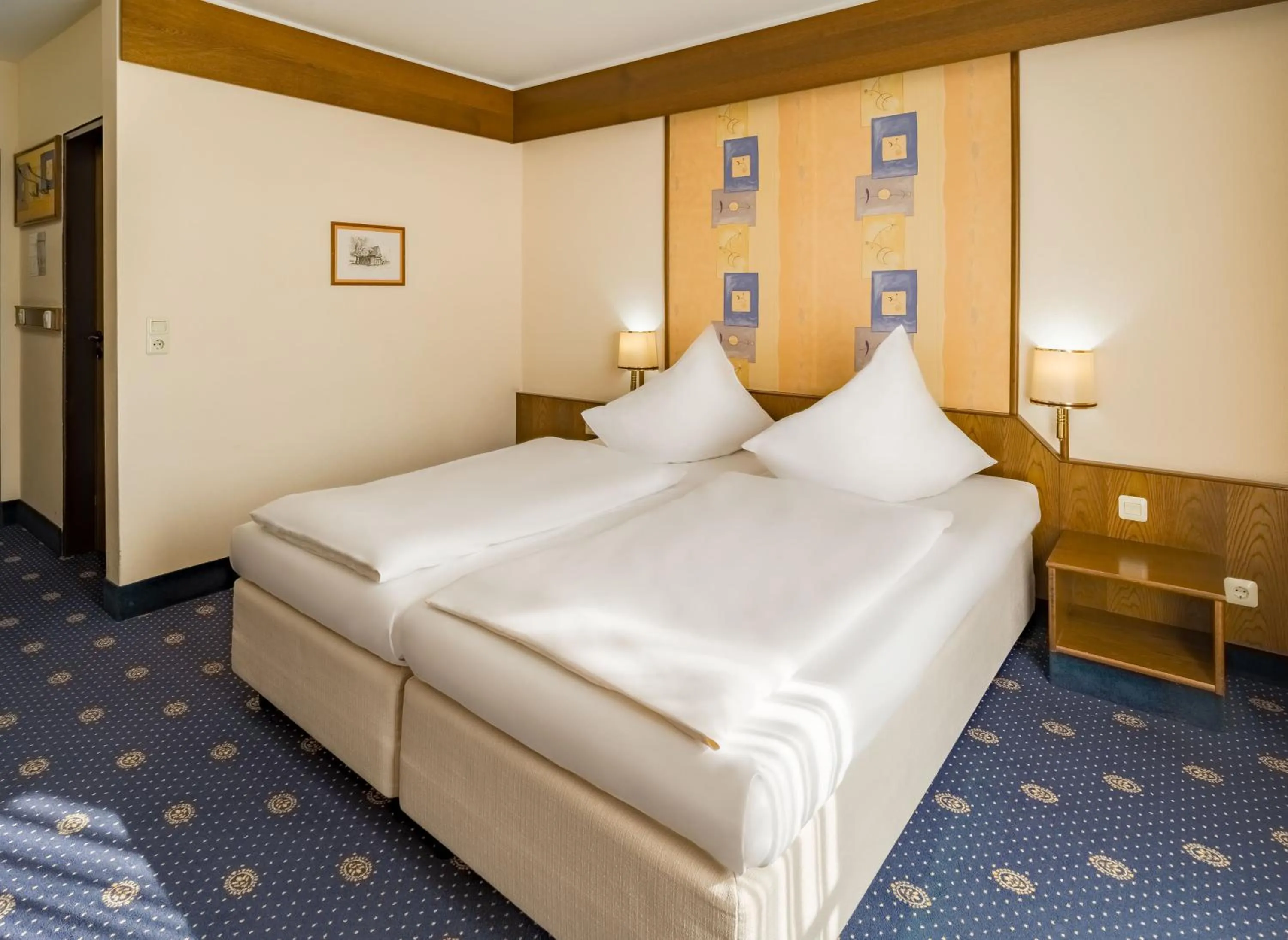 Photo of the whole room, Bed in Aspire Oldenburg, Trademark Collection by Wyndham