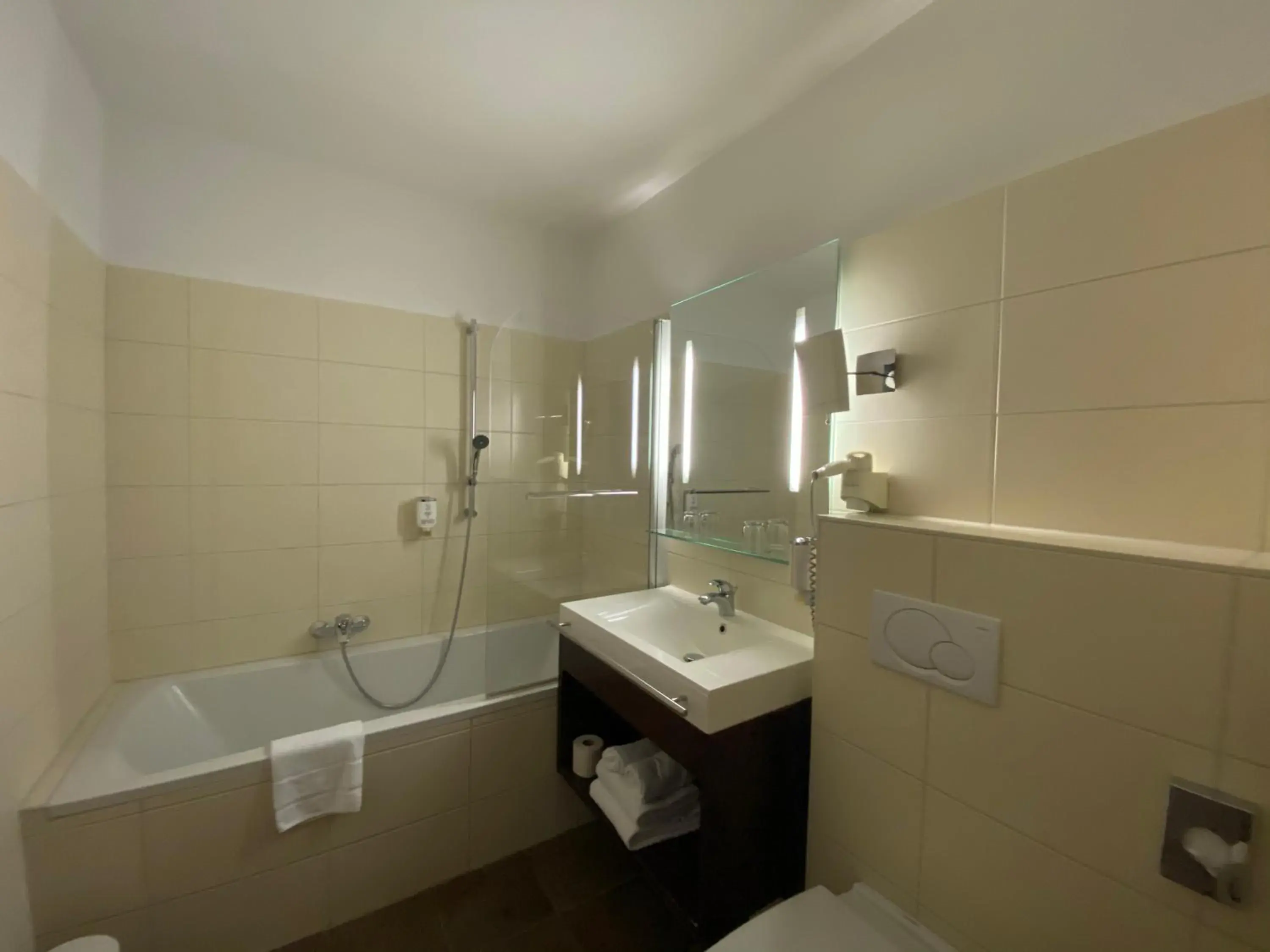 Bathroom in Hotel Am Schloss Ahrensburg Bathroom in Hotel Am Schloss Ahrensburg