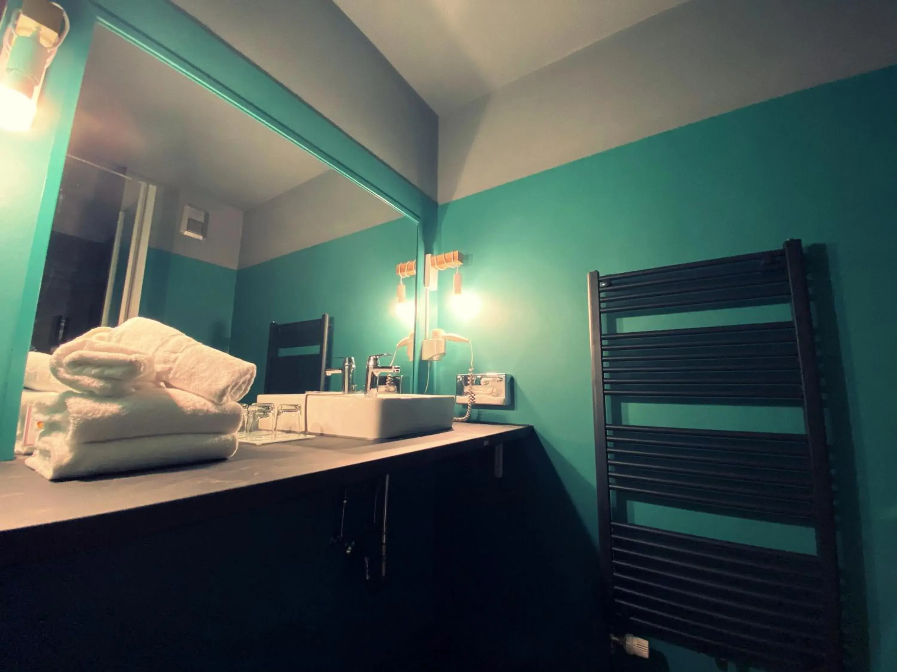 Bathroom, Bed in Hotel Am Schloss Ahrensburg Bathroom, Bed in Hotel Am Schloss Ahrensburg