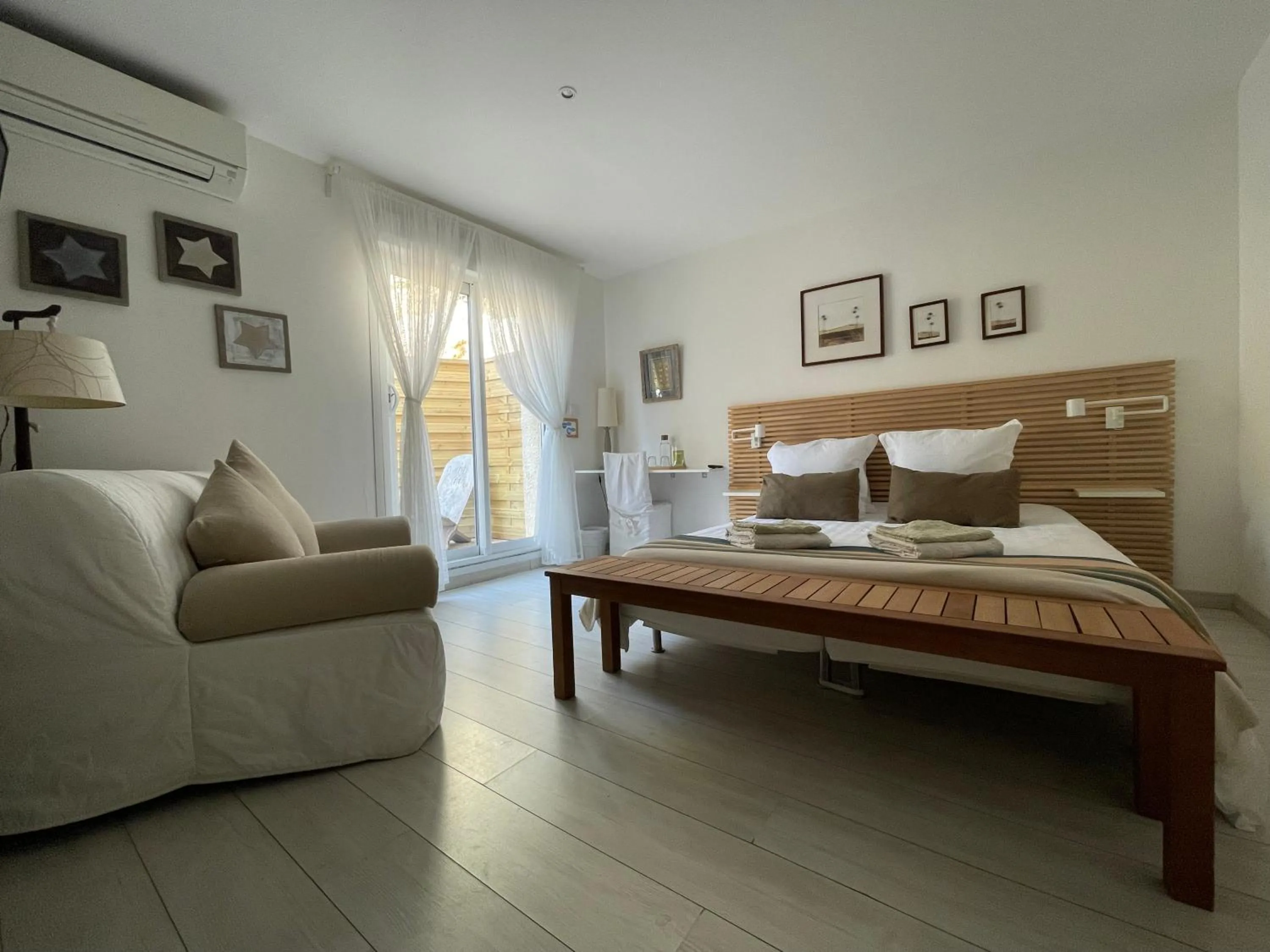 Property building, Bed in Les Chambres d'Hôtes du Grand Mornas