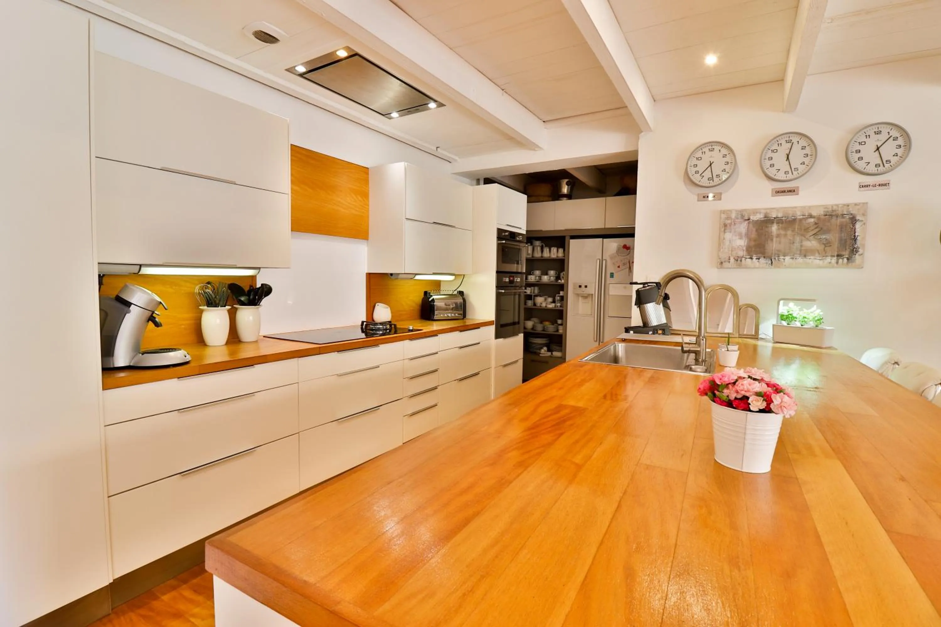 Kitchen or kitchenette in Les Chambres d'Hôtes du Grand Mornas