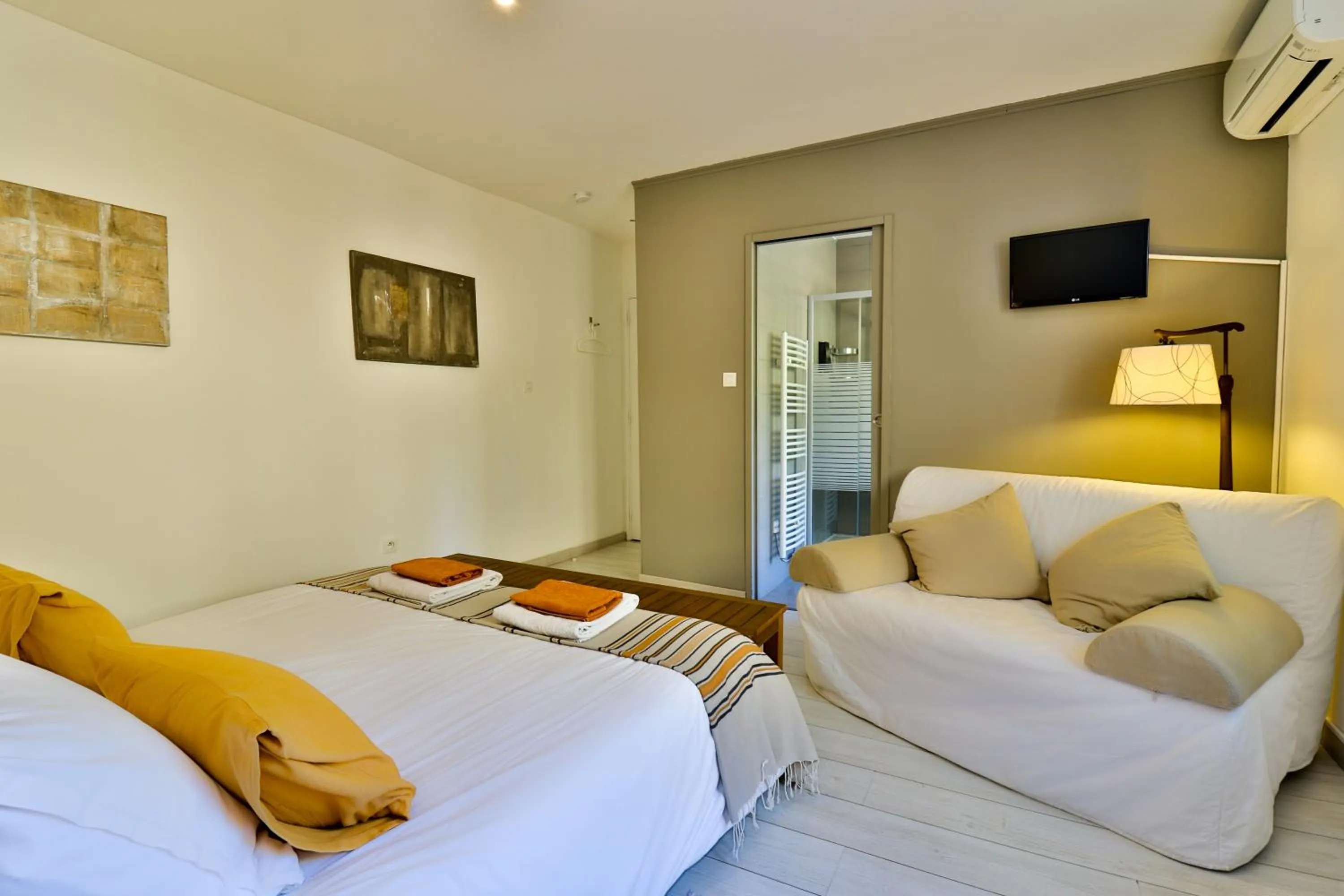 Photo of the whole room, Bed in Les Chambres d'Hôtes du Grand Mornas