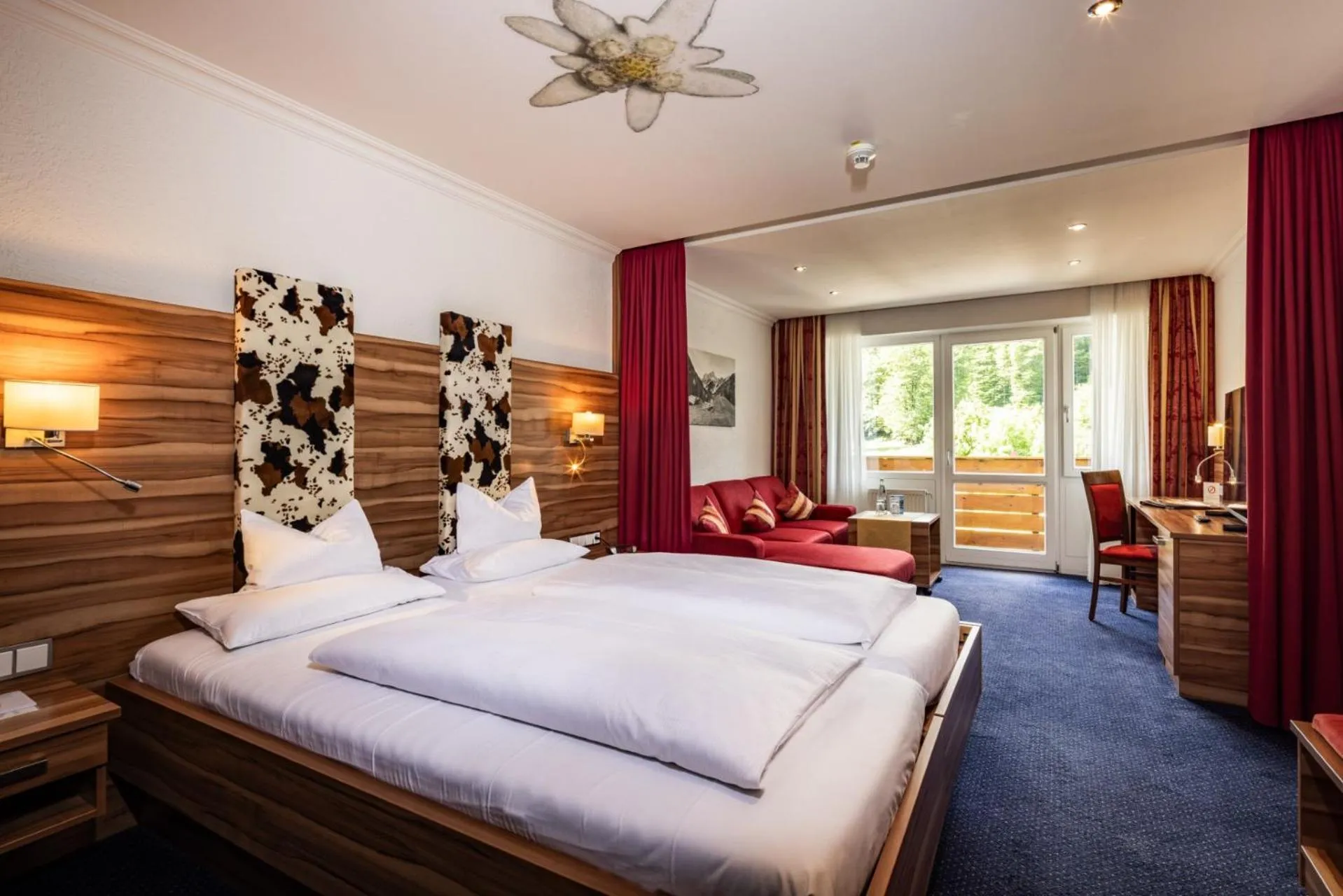 Living room, Bed in Alm- & Wellnesshotel Alpenhof