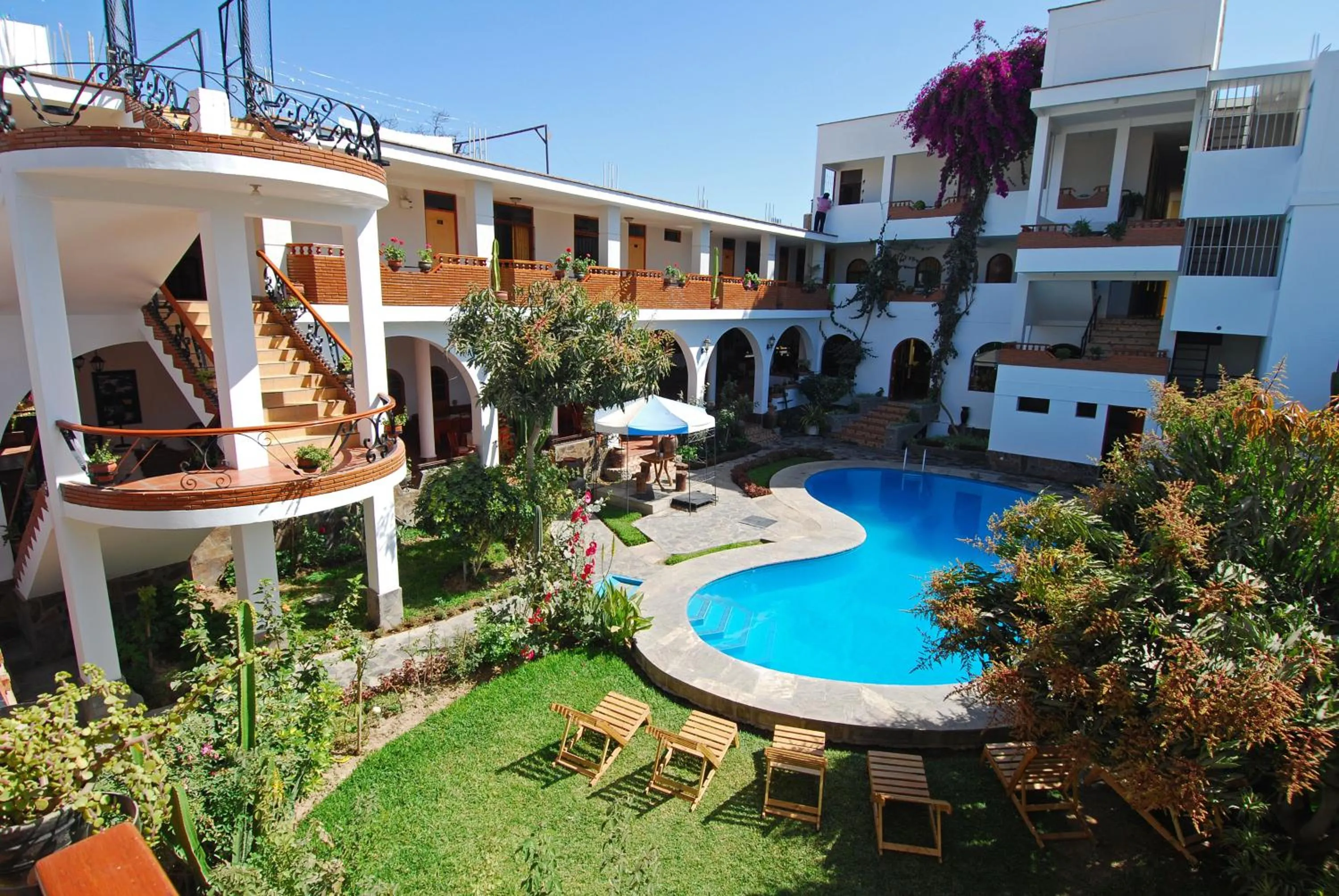 Swimming pool in Hotel Alegria Nasca