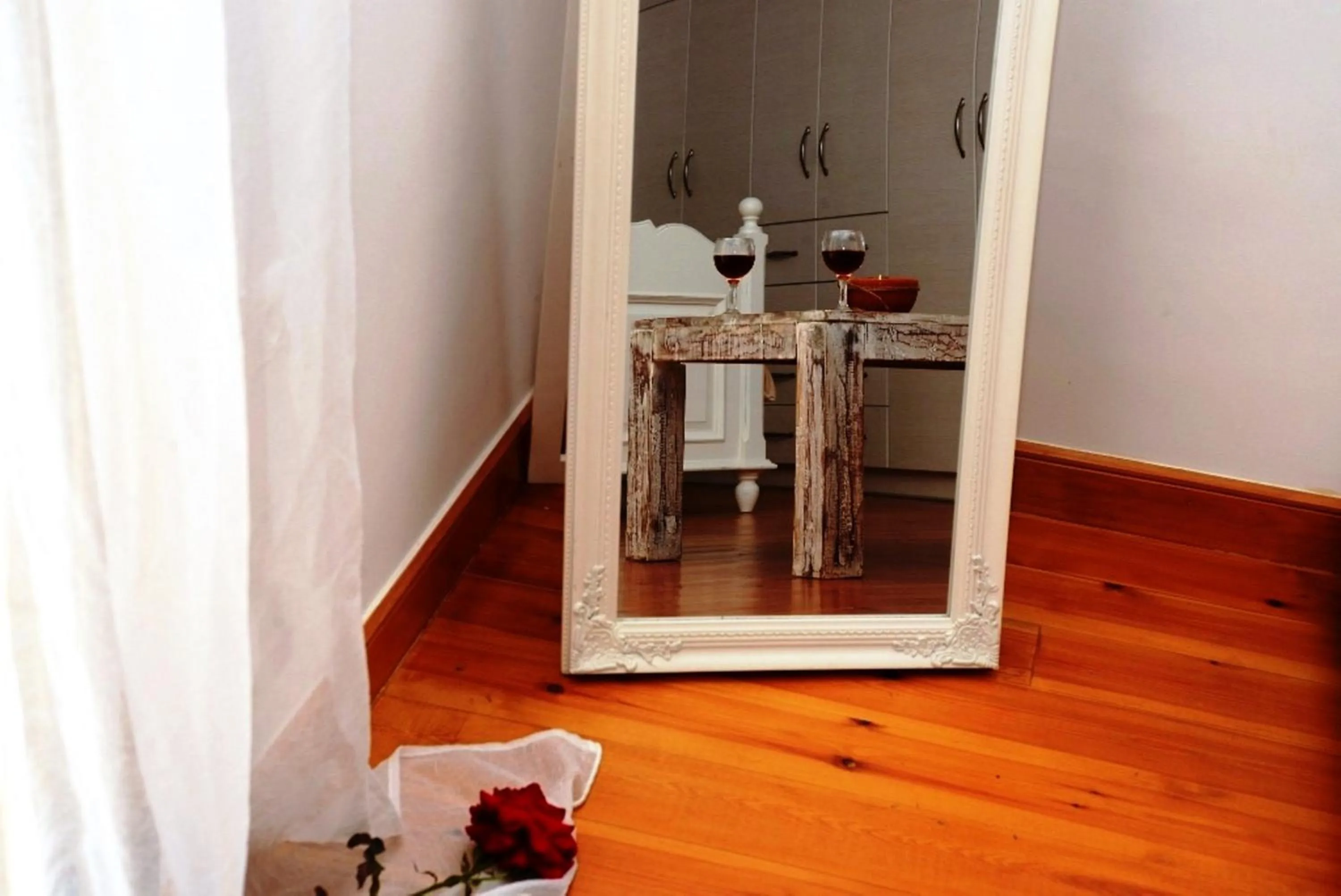 Decorative detail in Dio Escapes Houses