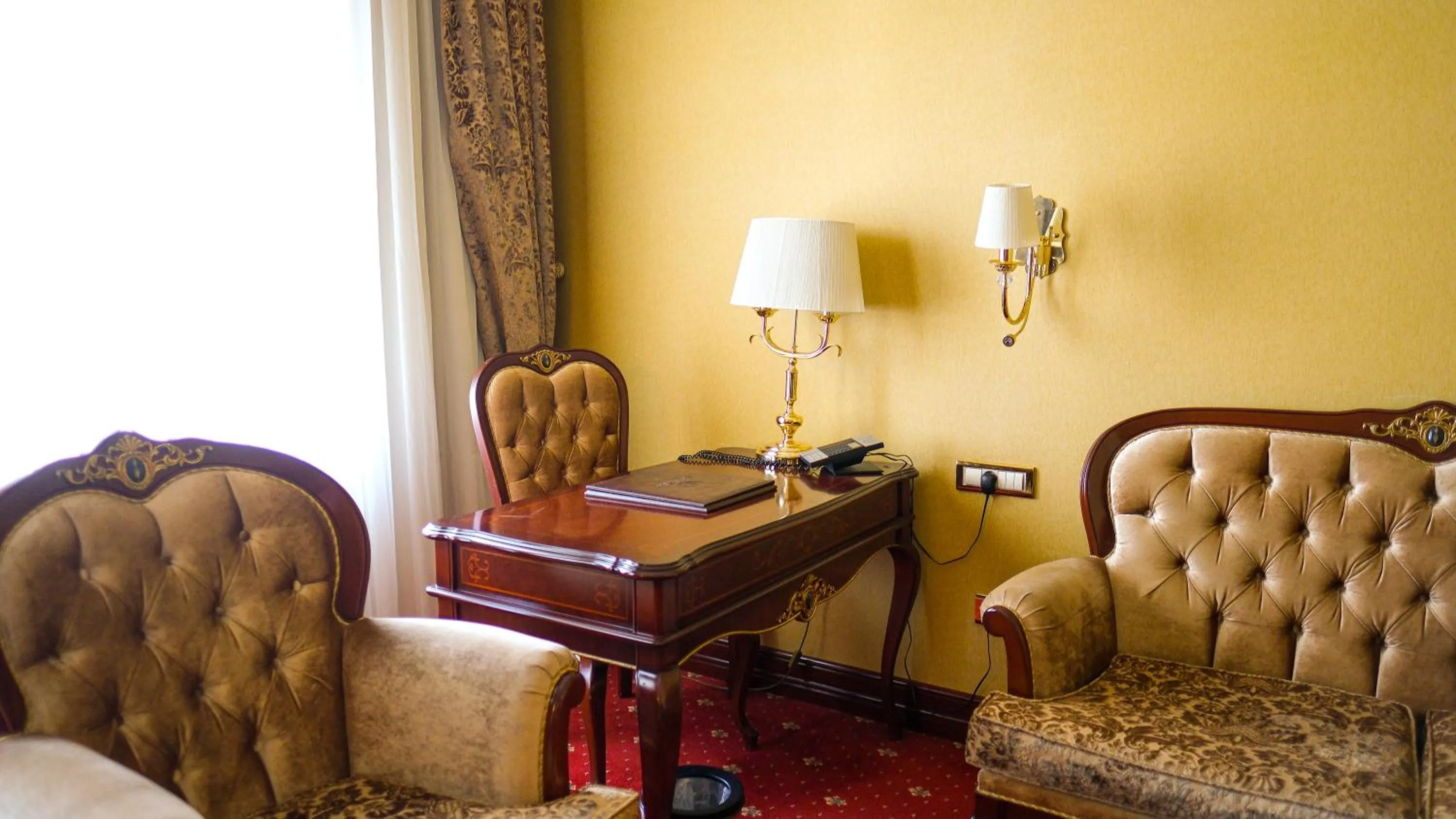 Communal lounge/ TV room in Meyra Palace