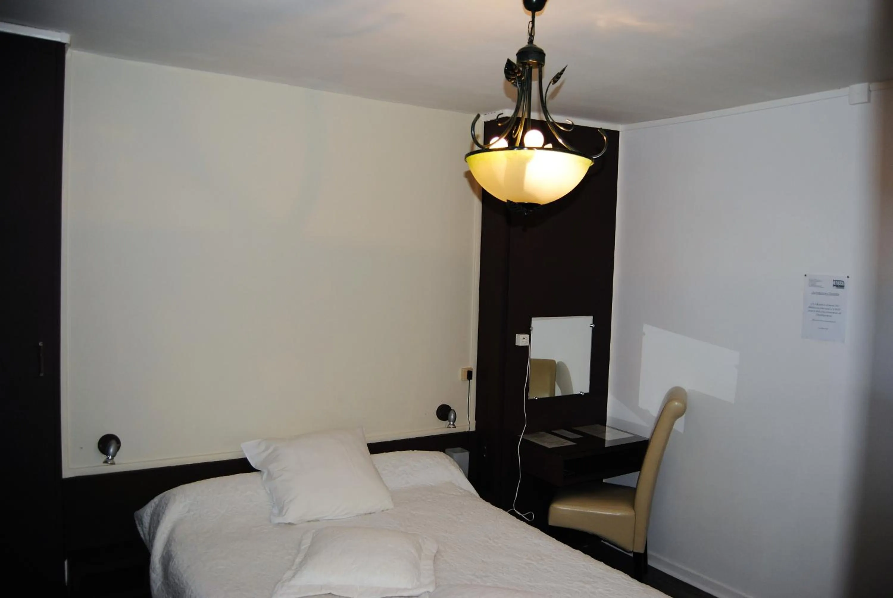 Bed in Hôtel restaurant les Templiers