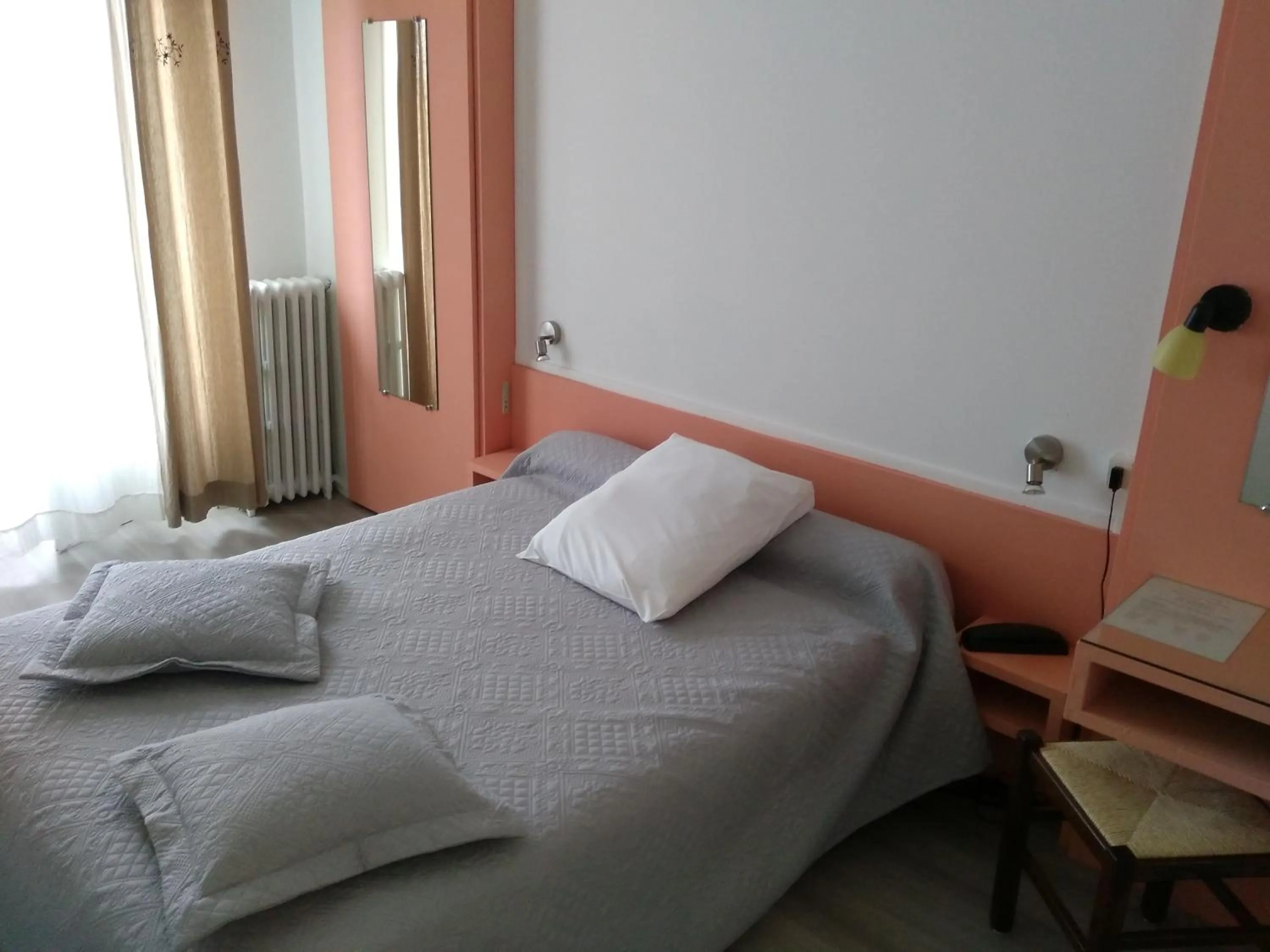 Property building, Bed in Hôtel restaurant les Templiers