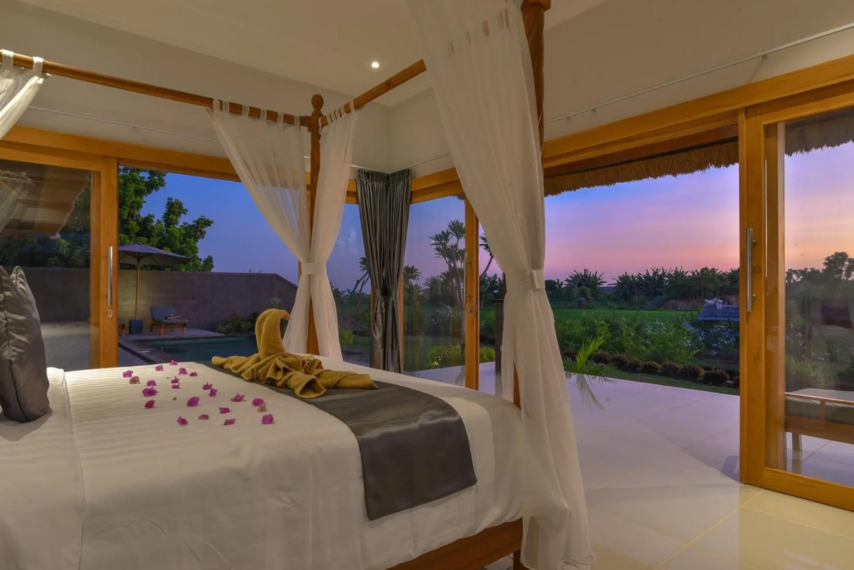 Photo of the whole room, Bed in The Manik Kalisada