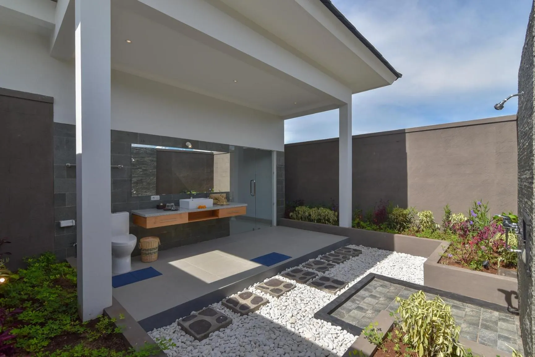 Toilet in The Manik Kalisada