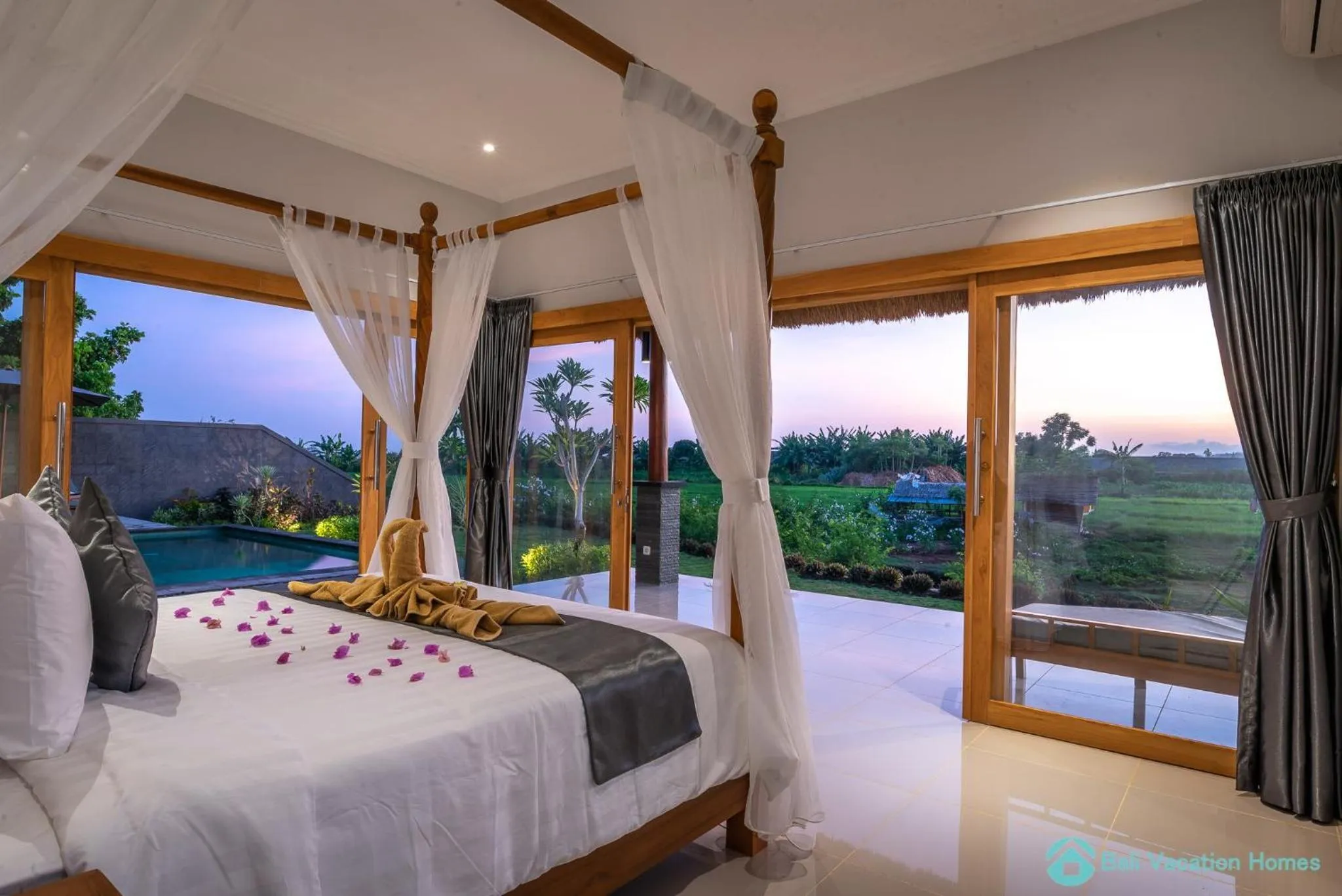 Bedroom, Bed in The Manik Kalisada