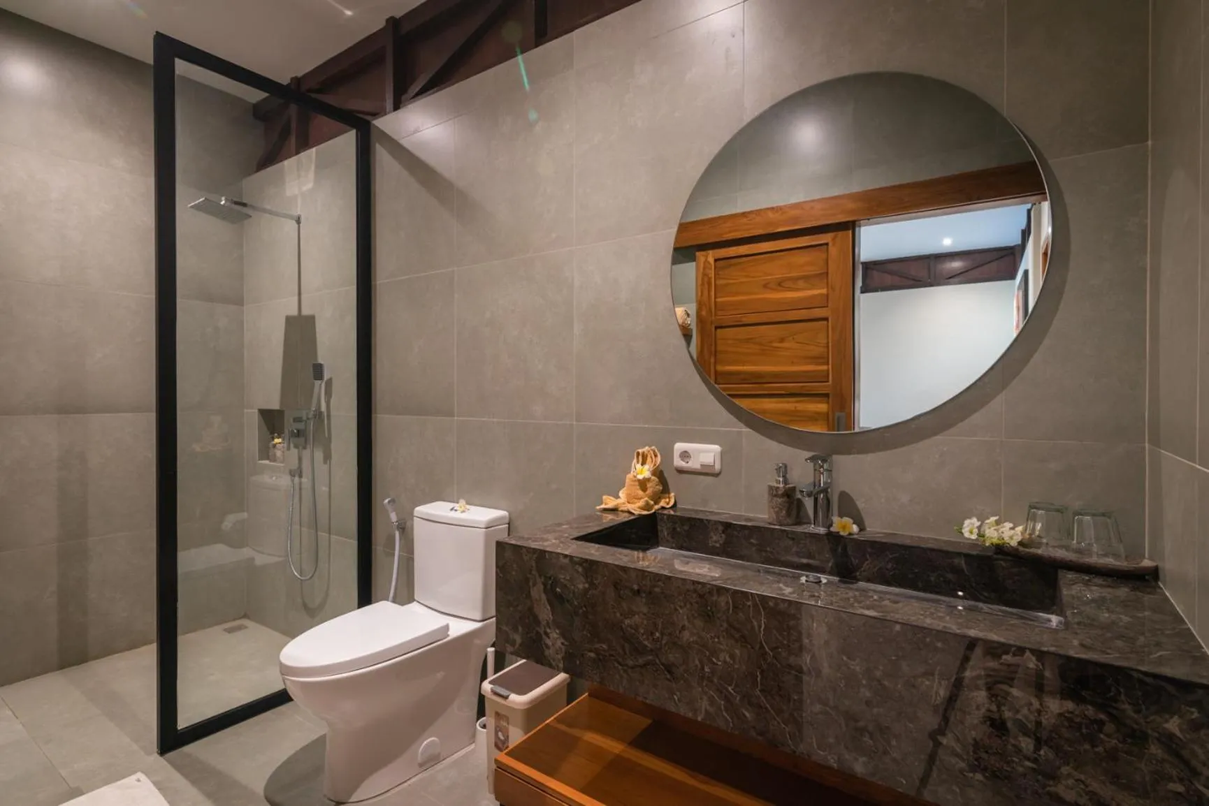 Shower in The Manik Kalisada
