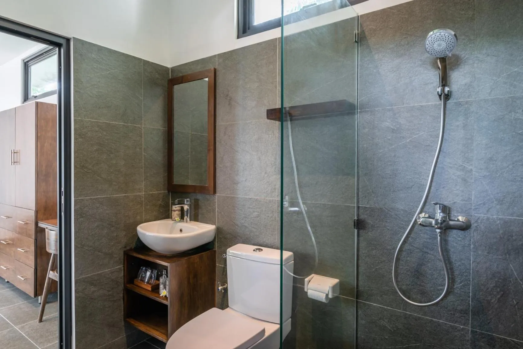 Shower in The Manik Kalisada