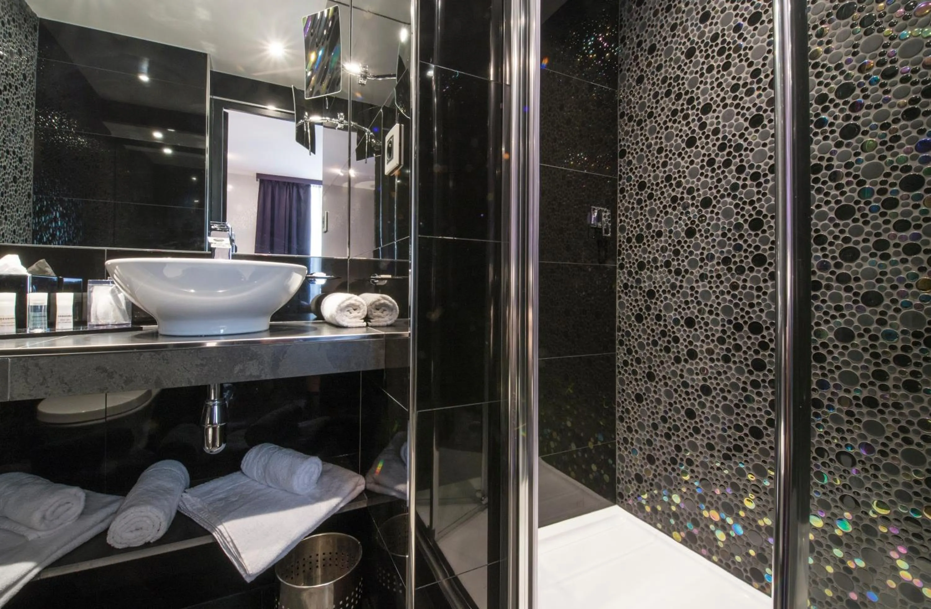 Bathroom in Hotel Splendor Elysées