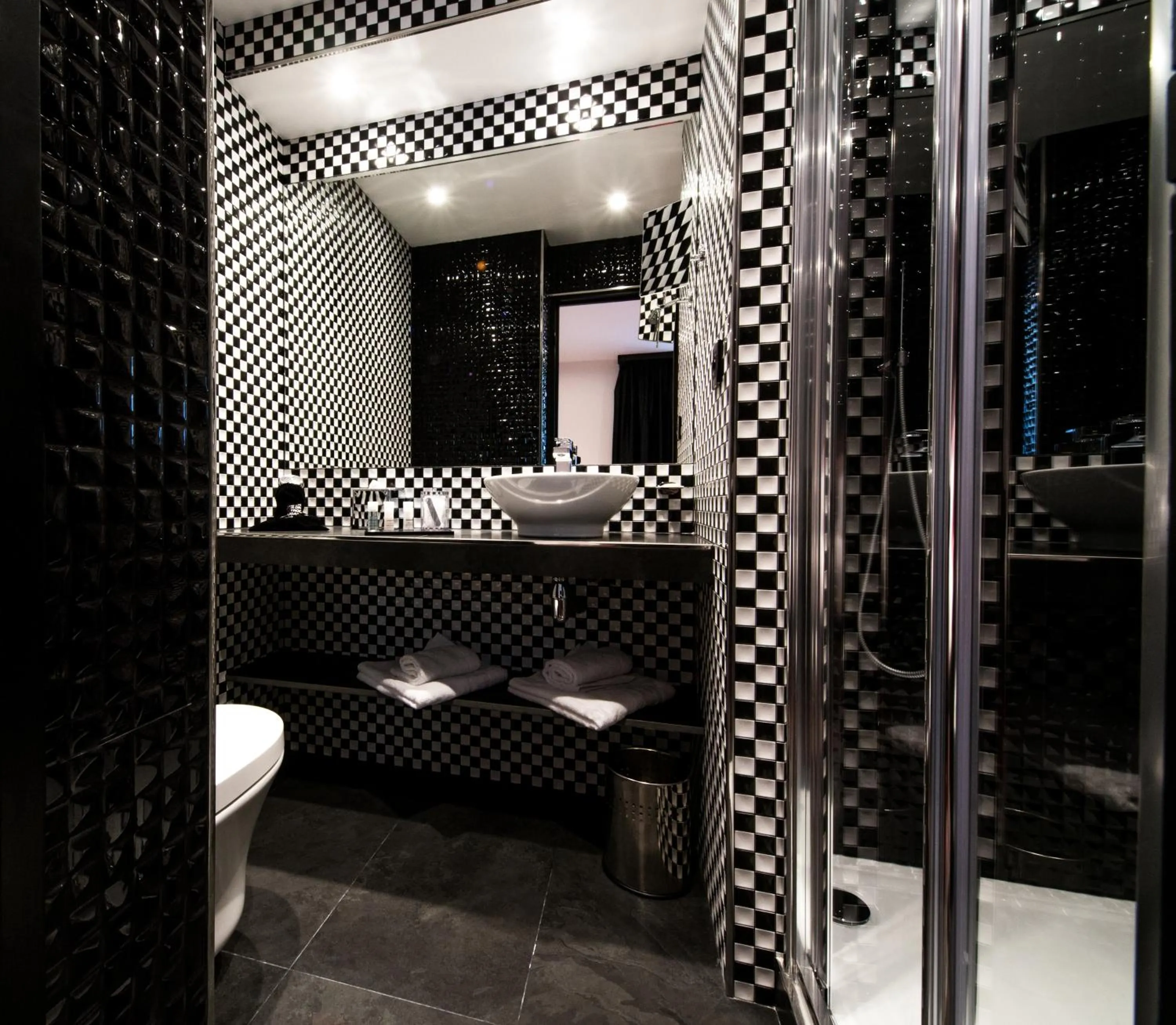 Shower in Hotel Splendor Elysées