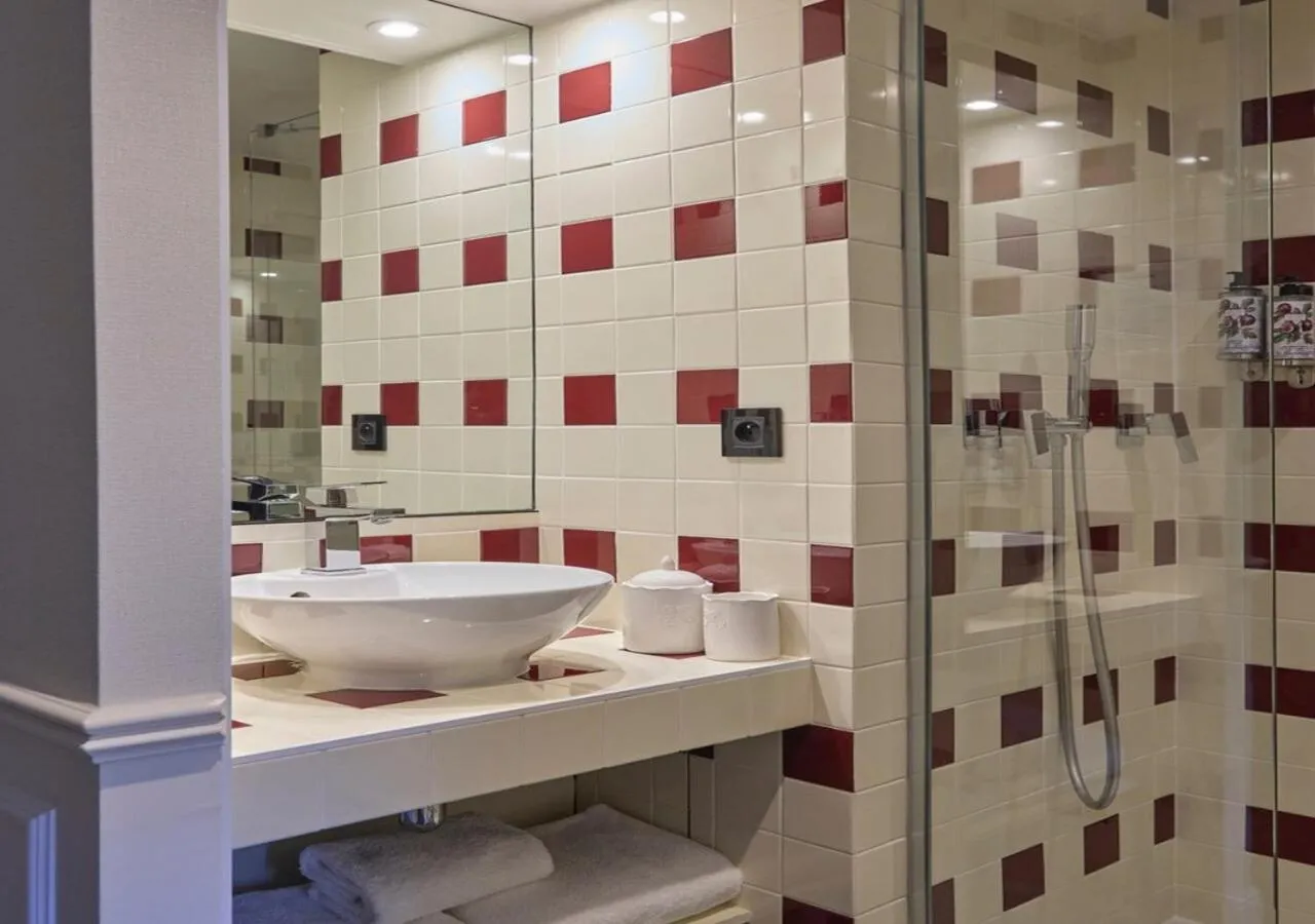 Shower in Hotel Maison Monceau