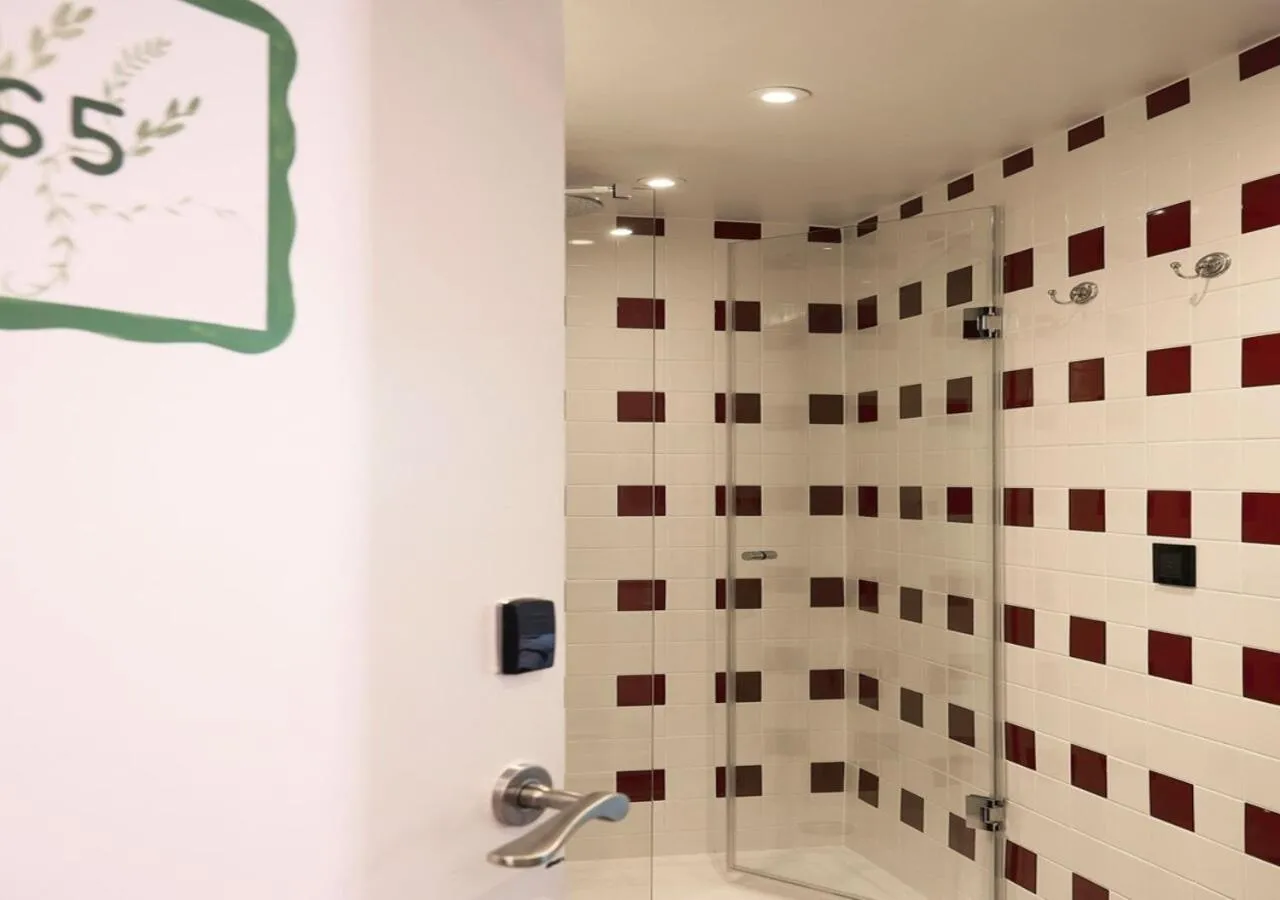 Shower in Hotel Maison Monceau