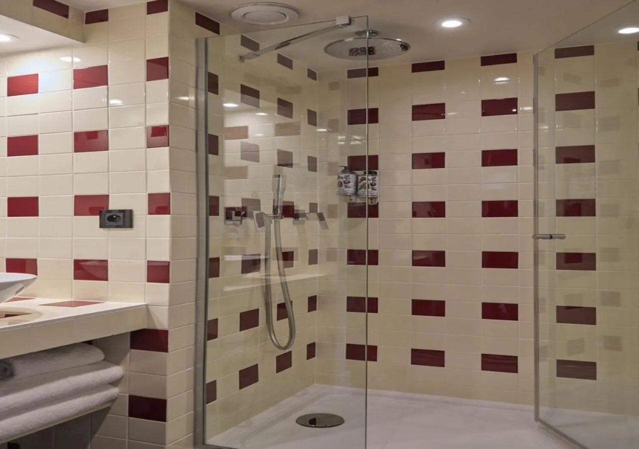 Shower in Hotel Maison Monceau