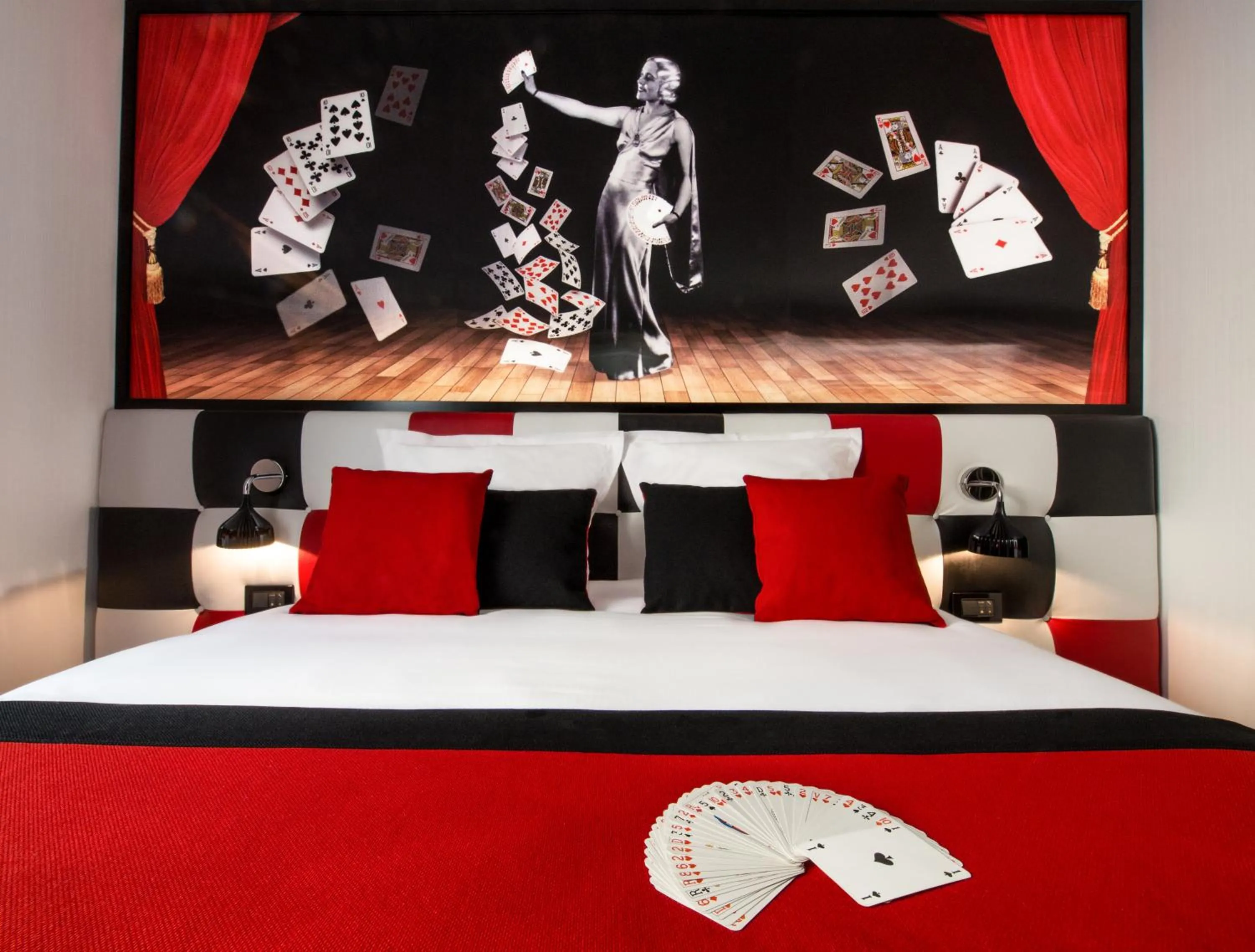 Photo of the whole room, Bed in Hotel Splendor Elysées