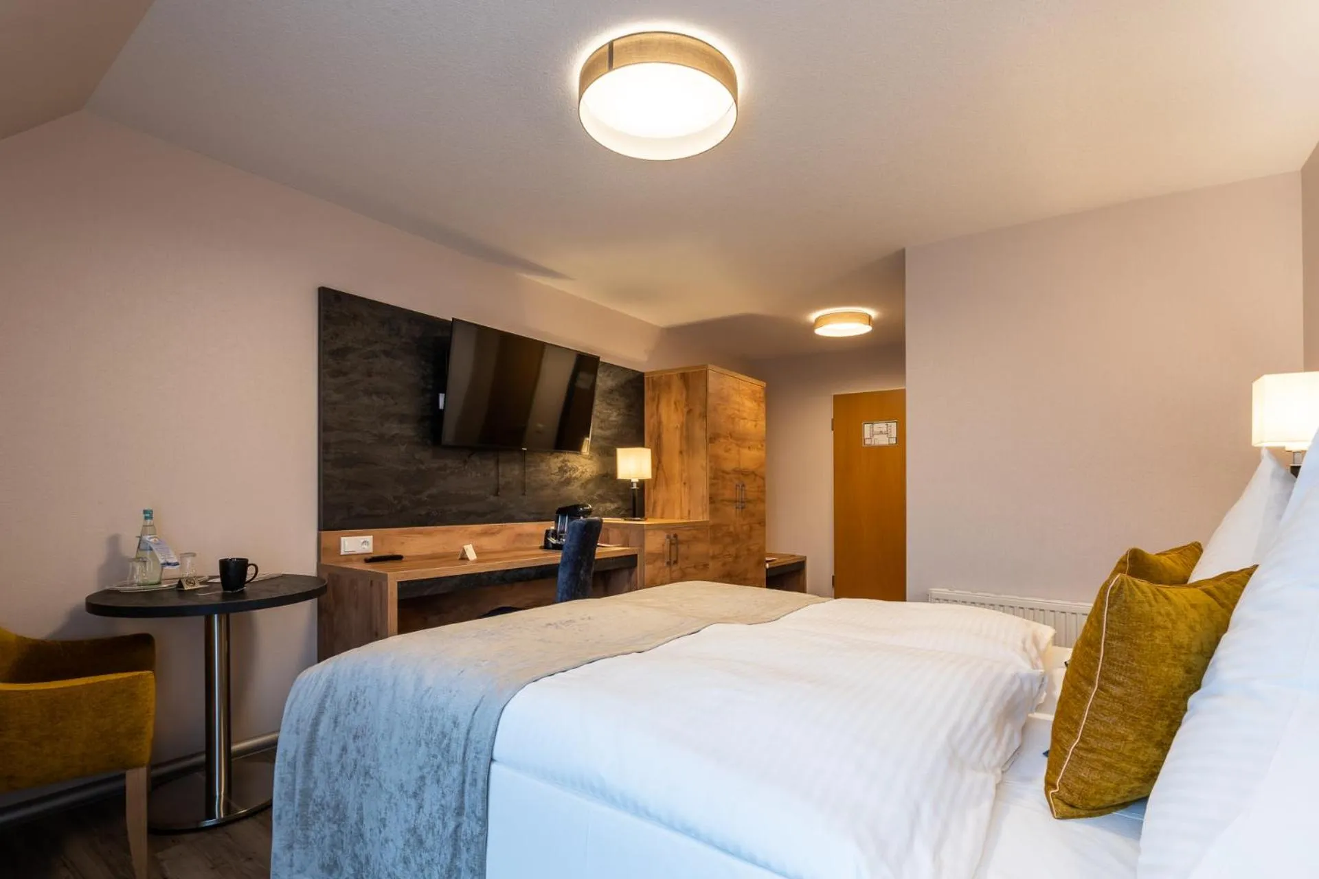 TV and multimedia, Bed in AKZENT Hotel Frankenberg