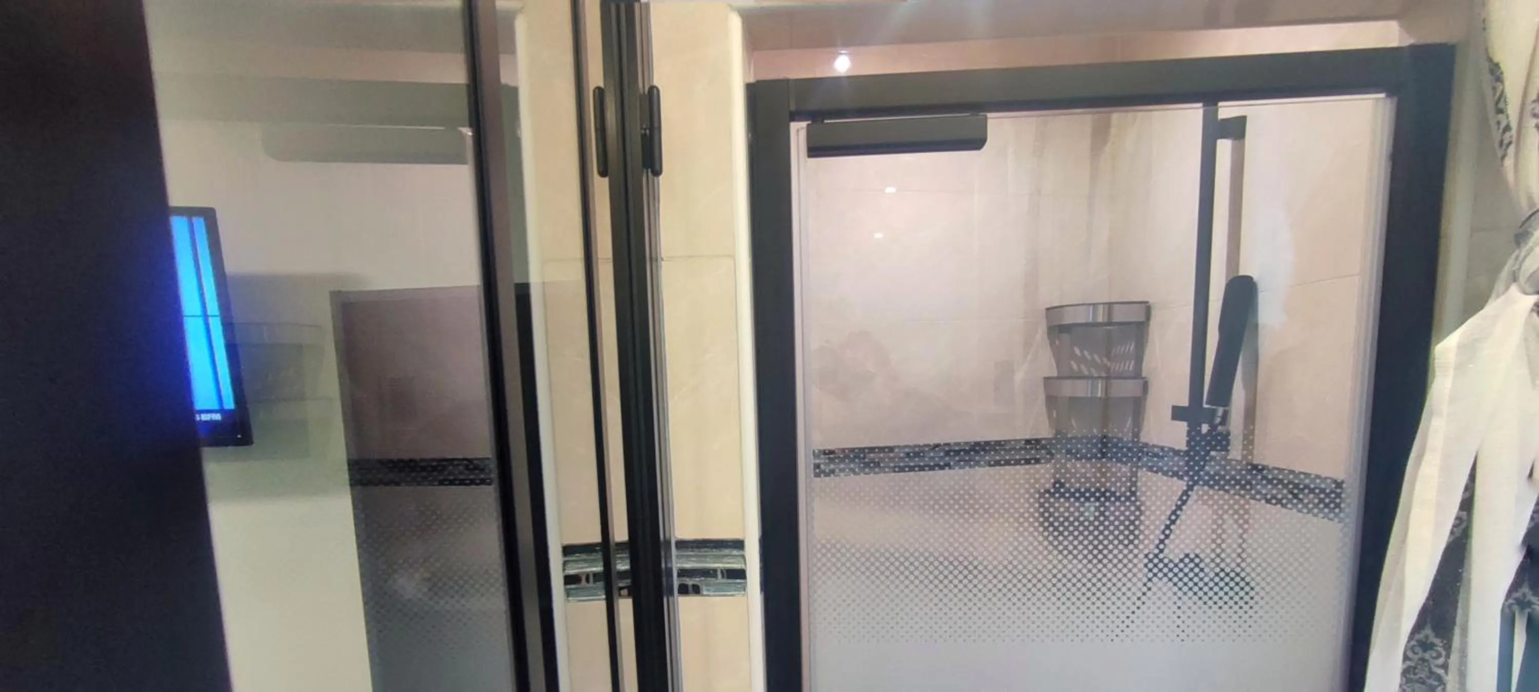 Shower in Hôtel Moderne